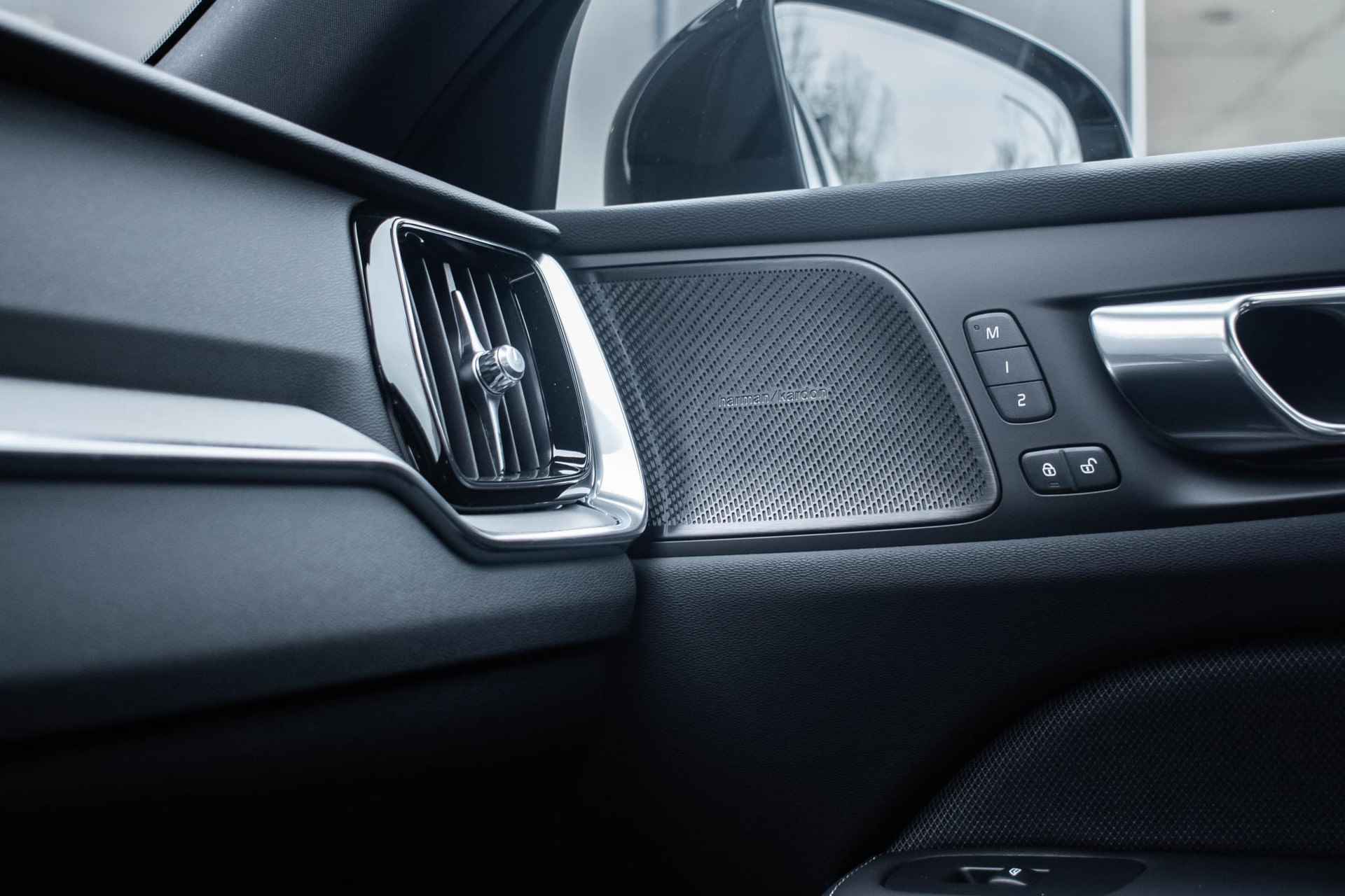 Volvo S60 T6 Recharge AWD Plus Dark | Panoramadak | Harman Kardon audio | Parkeercamera | Stoel- en stuurverwarming | Google Infotainment - 27/35