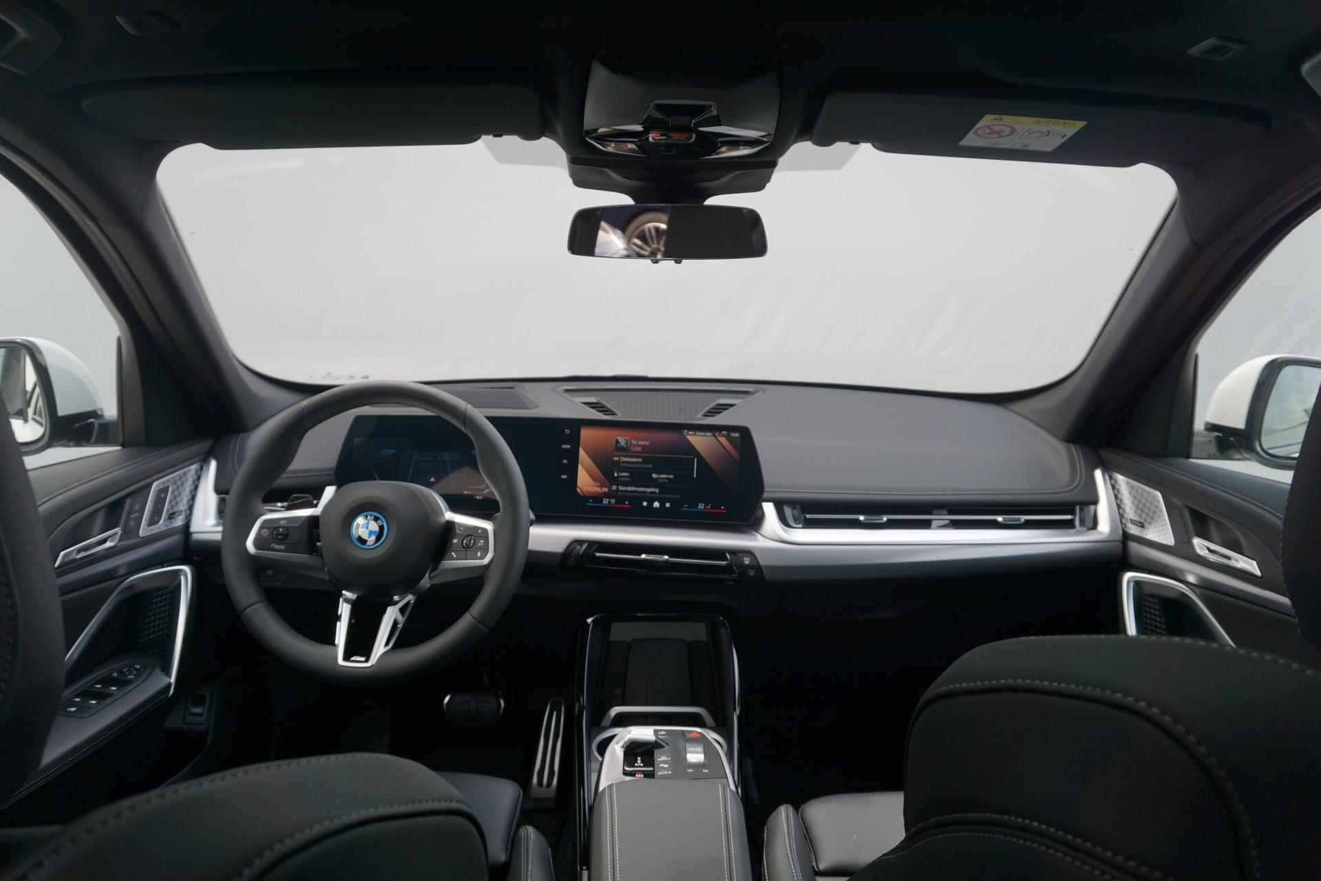 BMW iX1 eDrive20 M Sport Pro Panorama Dak / Harman Kardon / Comfort Acces / Trekhaak | Showroom Sale - 9/24