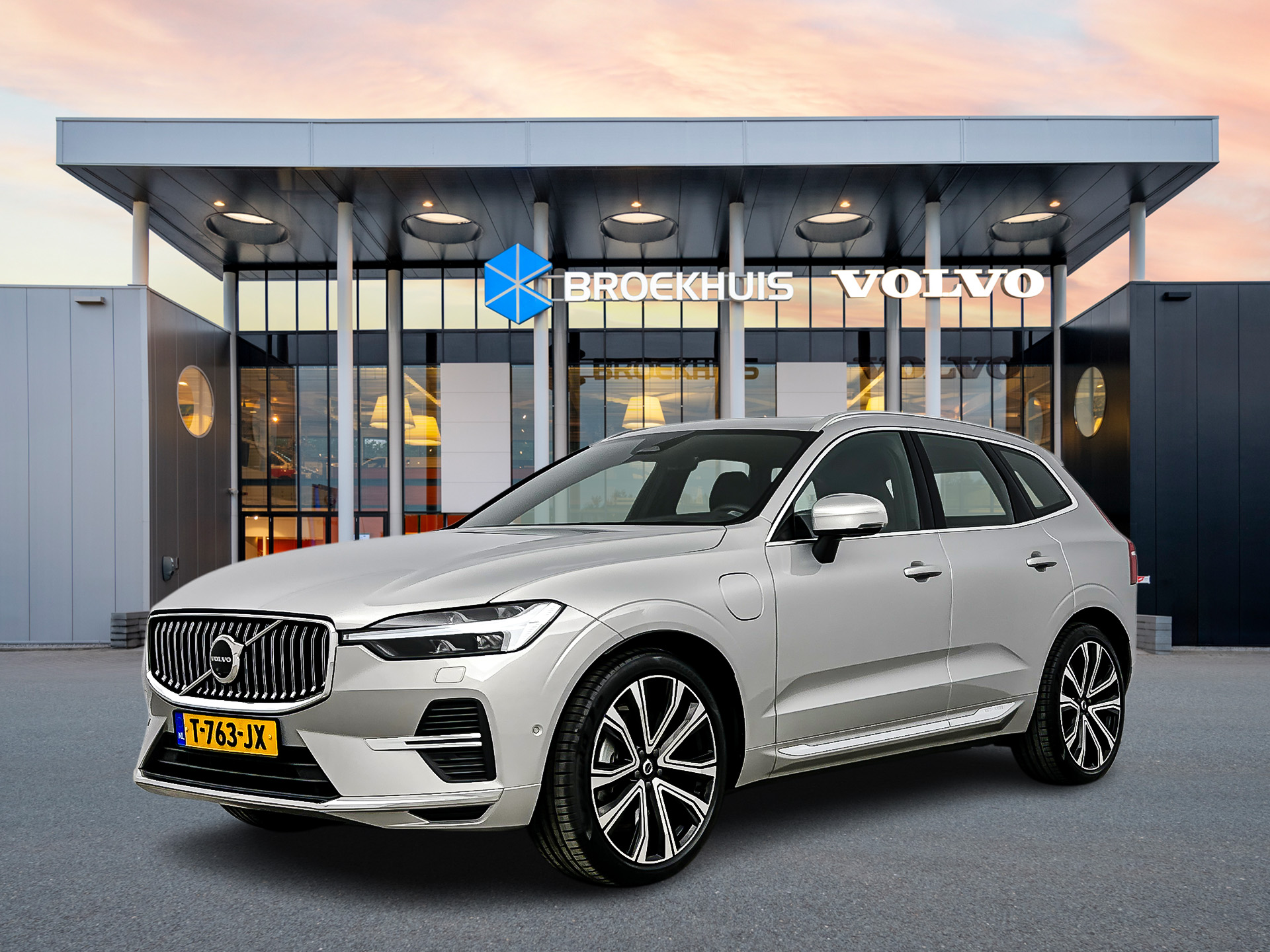 Volvo XC60 T8 Recharge AWD Ultimate Bright | 21" | Luchtvering | B&W | 360 Camera | Gelaagd glas | Trekhaak | P