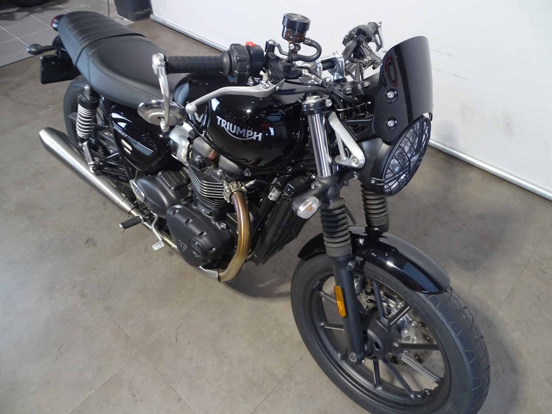 Triumph STREET TWIN ABS - 2/9