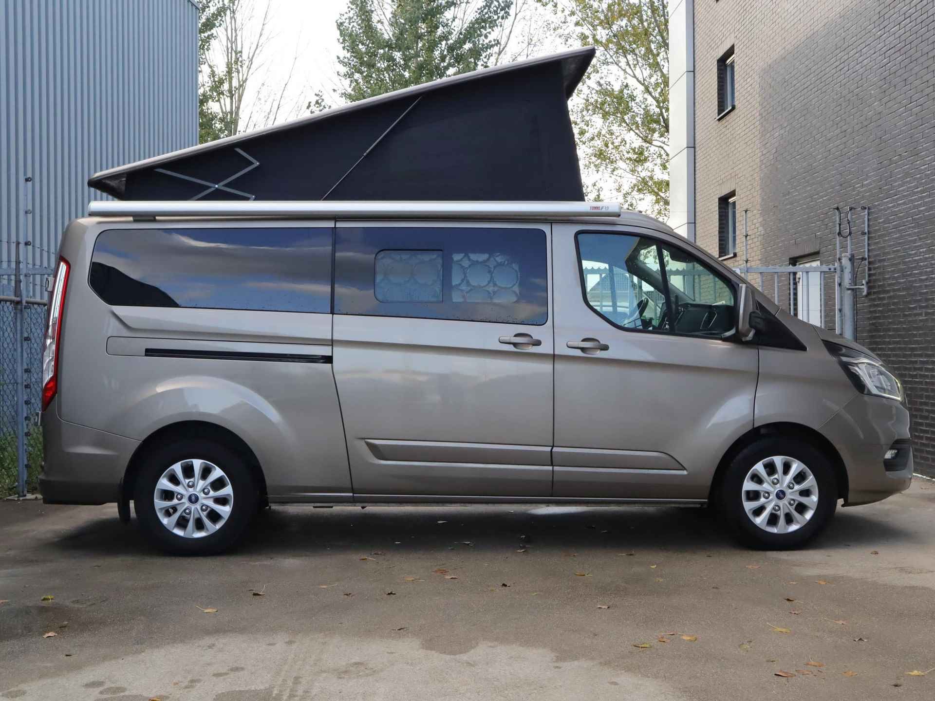 Ford Transit Custom 2.0 TDCI L2H1 Limited Camper 170pk automaat | Camper met 2 slaapplaatsen | Extra breed bed | Keuken met gootsteen- koelkast- gasfornuis | Zonnescherm | Cruise control | Trekhaak | Extra opbergruimte | Stoelverwarming | Voorruitverwarming | Navigatie - 5/46