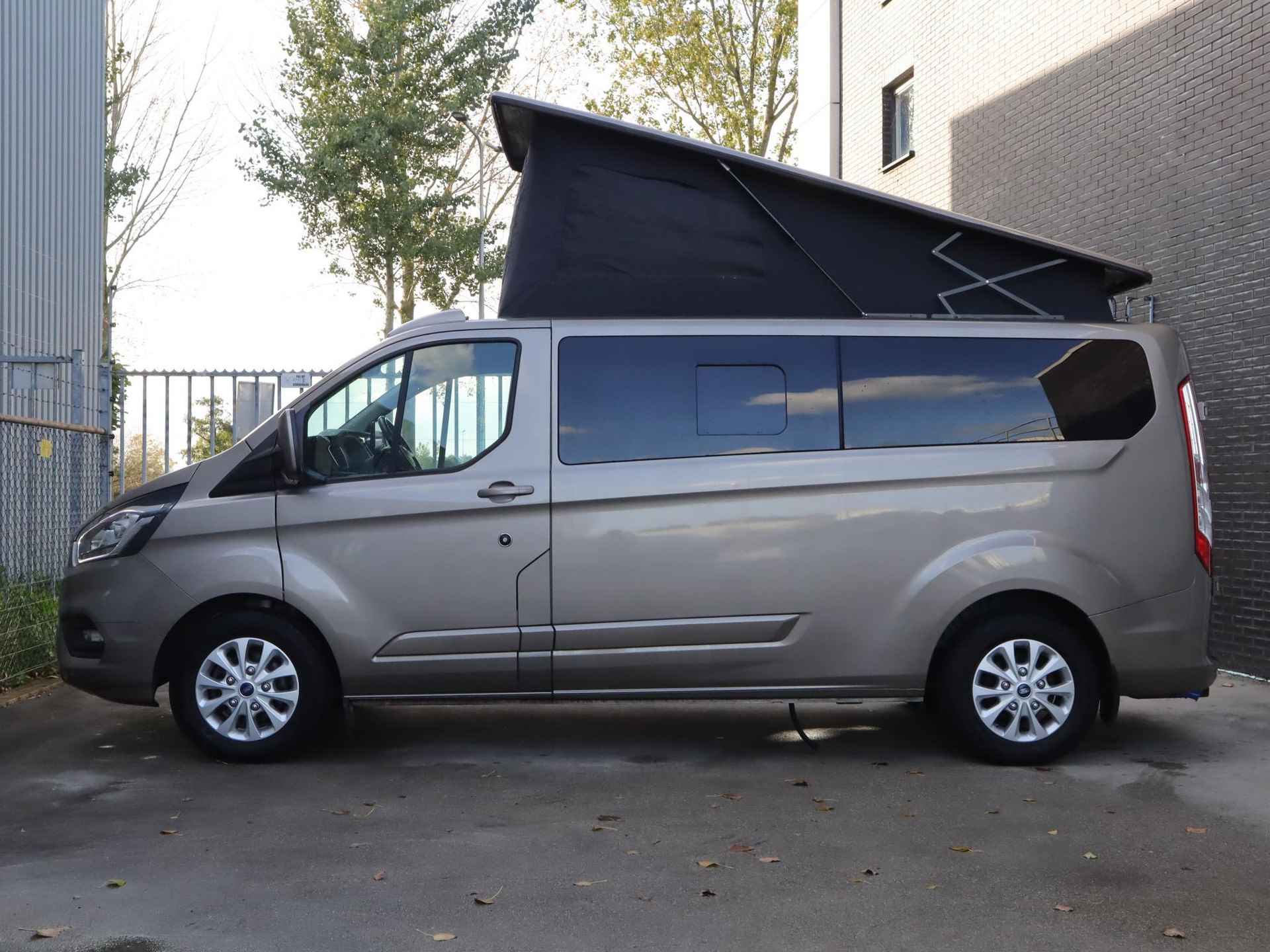 Ford Transit Custom 2.0 TDCI L2H1 Limited Camper 170pk automaat | Camper met 2 slaapplaatsen | Extra breed bed | Keuken met gootsteen- koelkast- gasfornuis | Zonnescherm | Cruise control | Trekhaak | Extra opbergruimte | Stoelverwarming | Voorruitverwarming | Navigatie - 6/46