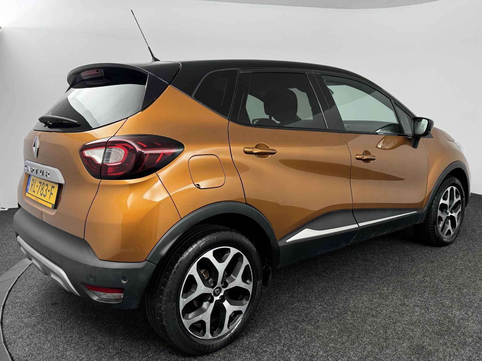 Renault Captur 0.9 TCe 90 Intens | Navigatie | Cruise Control | Climate Control | Parkeersensoren voor, zij, achter en achteruitrijcamera - 4/49