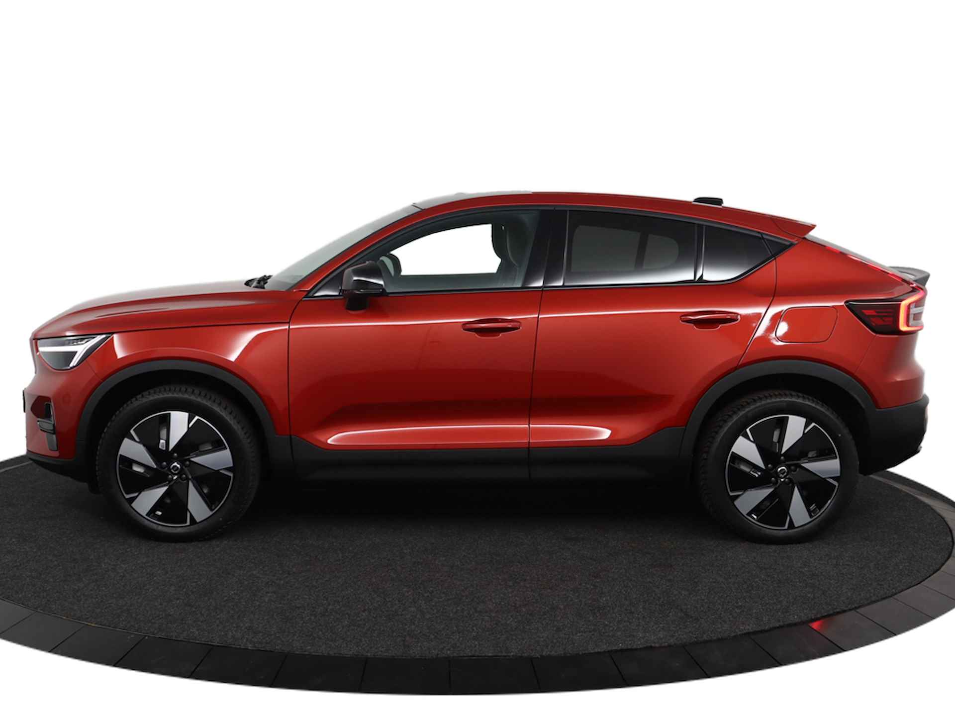 Volvo C40 Single Motor Extended Range Plus 82 kWh Direct leverbaar! | Stoel & stuurwielverwarming | Parkassist voor + achter | Parkassist camera | Adaptieve cruise control incl. BLIS | 19'' lm velgen | Keyless Entry | Warmtepomp | Standverwarming met timer - 4/64