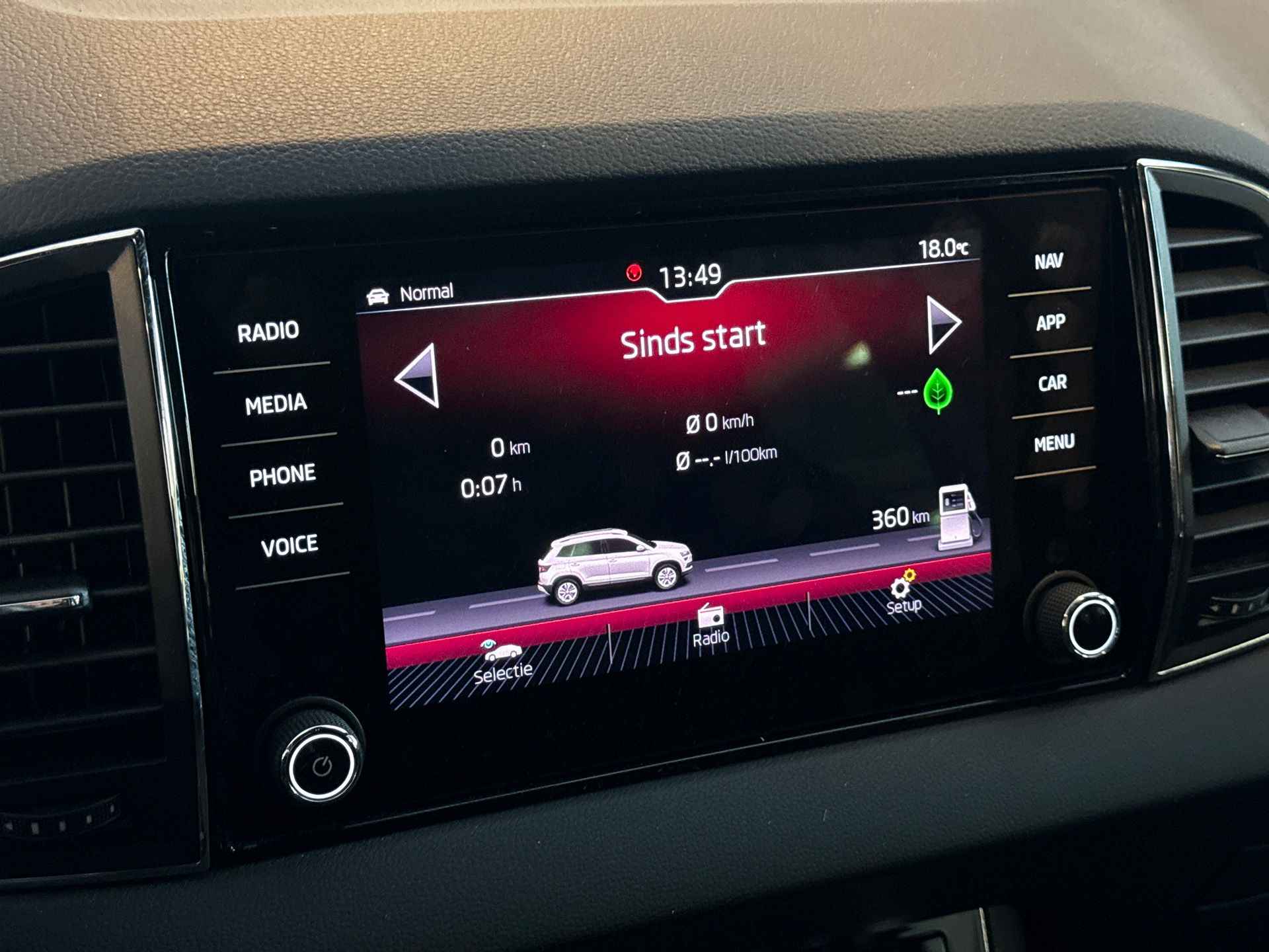 Škoda Karoq 1.5 TSI Sportline Business / Achteruitrijcamera / Navigatie / Parkeersensoren / Adaptive Cruise Control - 20/27