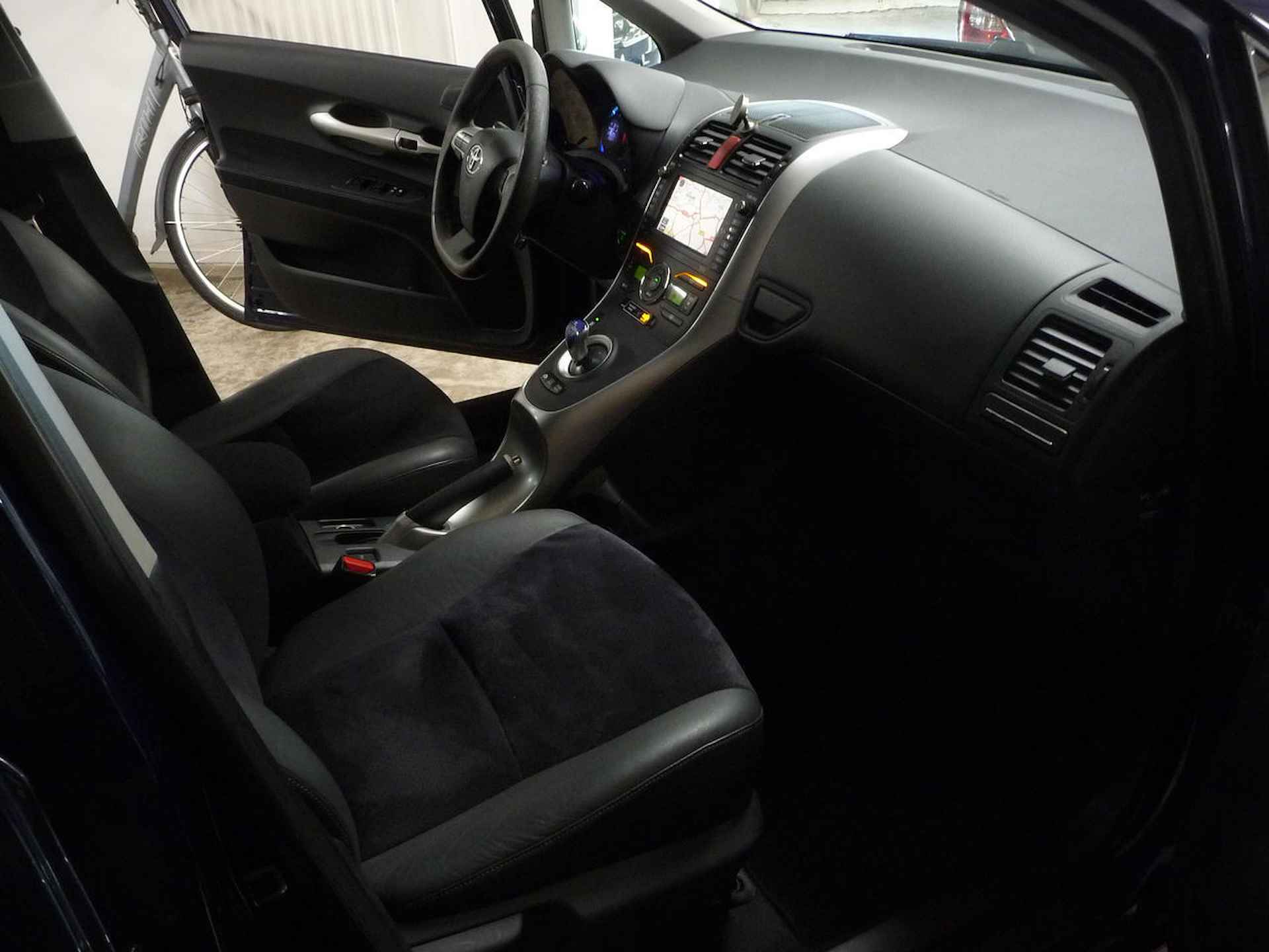 Toyota Auris 1.8 FULL HYBRID EXECUTIVE - 2/32