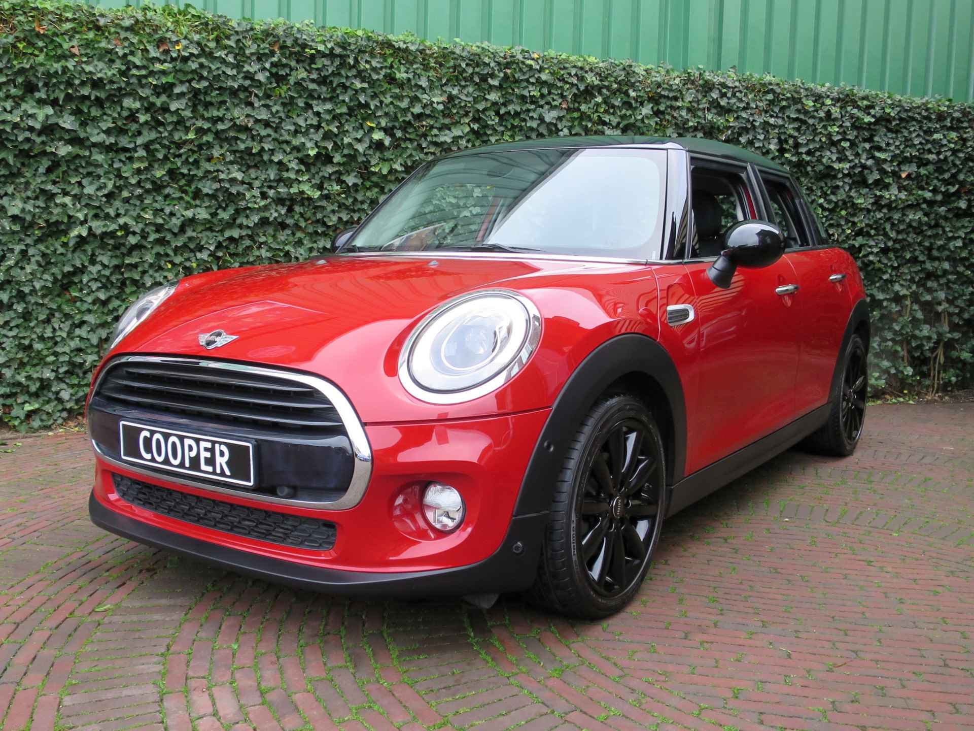 MINI Cooper 1.5 Chili 5-deurs F55 automaat met LED, XL-navi, A.camera en 17" - 32/42