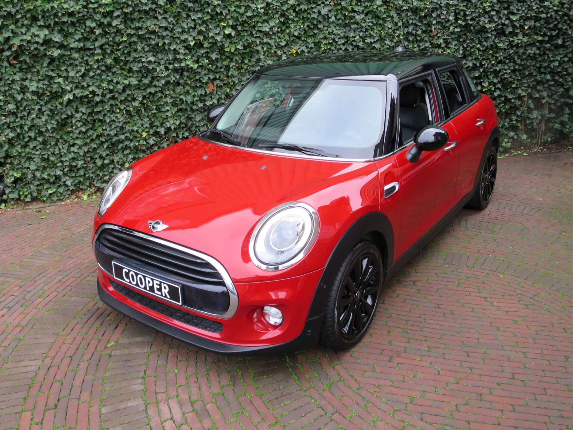 MINI Cooper 1.5 Chili 5-deurs F55 automaat met LED, XL-navi, A.camera en 17" - 41/42