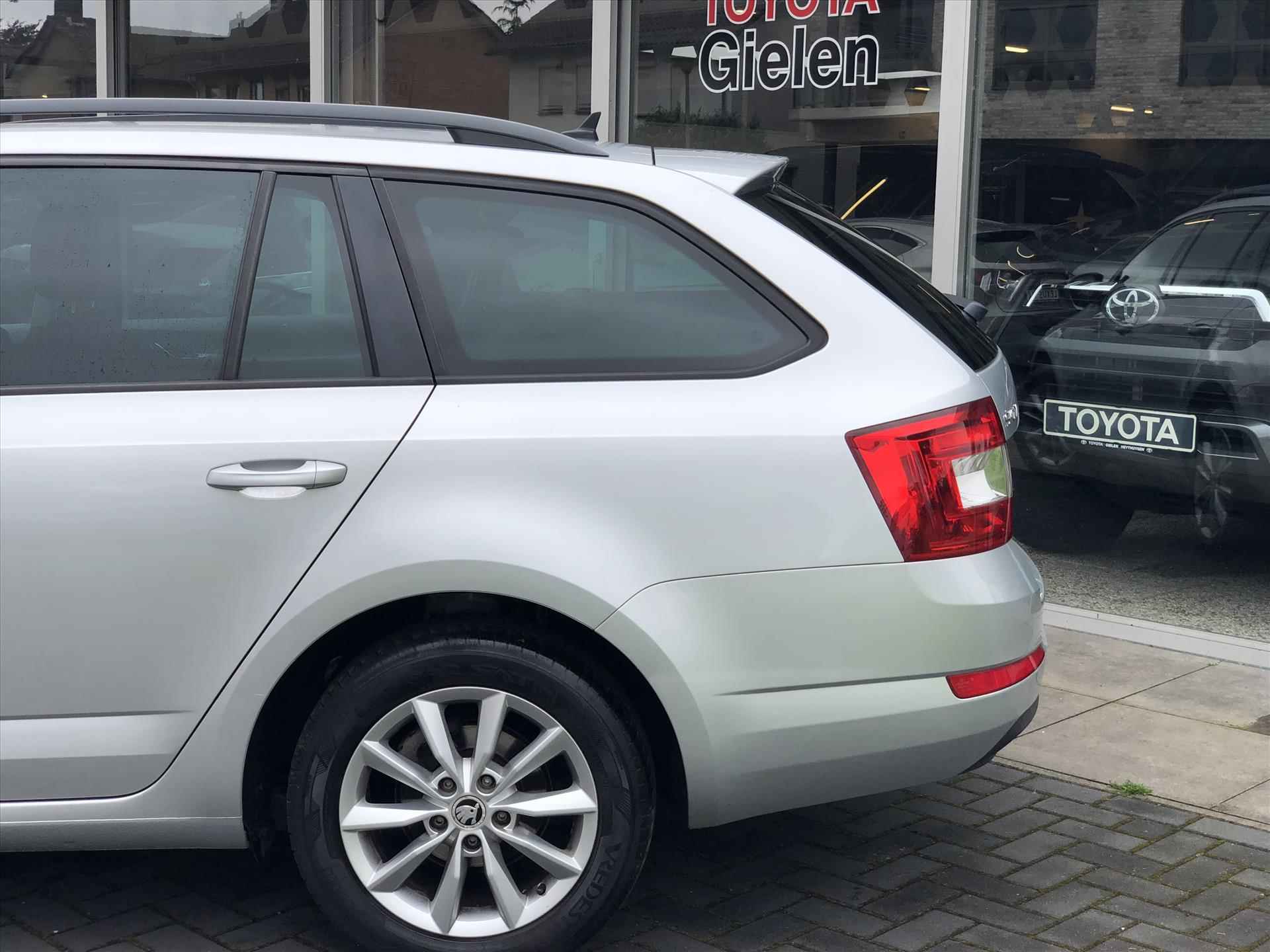 Skoda Octavia 1.2 TSI DSG Ambition Businessline | Navigatie, Cruise control, Parkeersensoren, Climate control, Privacy glass - 27/33