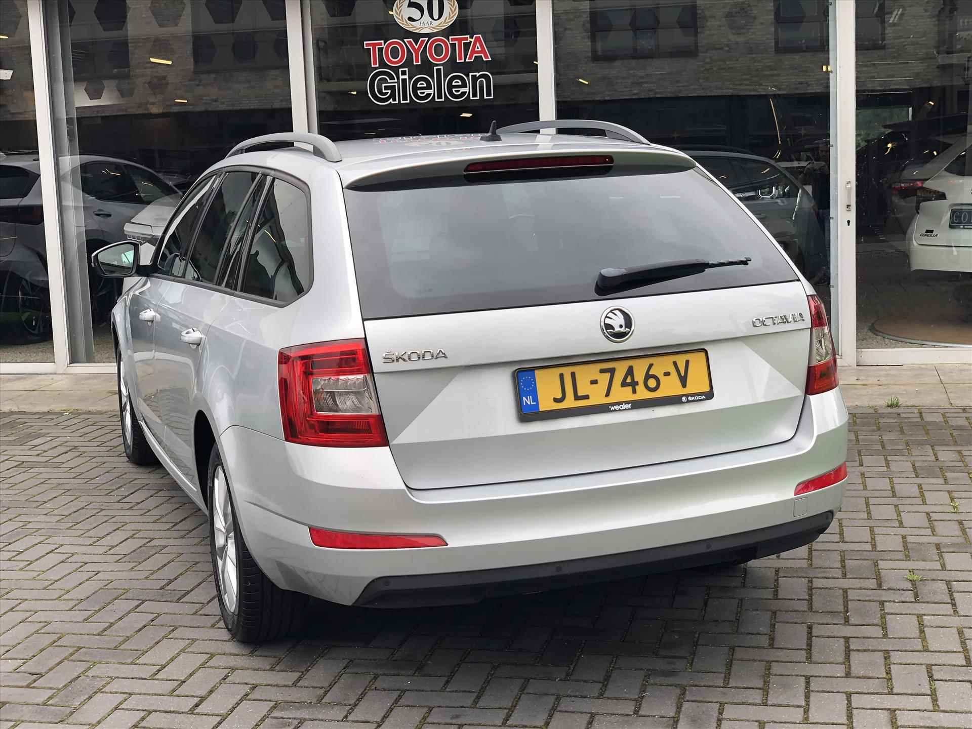 Skoda Octavia 1.2 TSI DSG Ambition Businessline | Navigatie, Cruise control, Parkeersensoren, Climate control, Privacy glass - 30/33