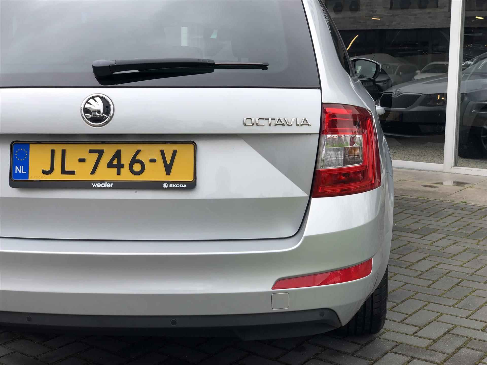 Skoda Octavia 1.2 TSI DSG Ambition Businessline | Navigatie, Cruise control, Parkeersensoren, Climate control, Privacy glass - 33/33