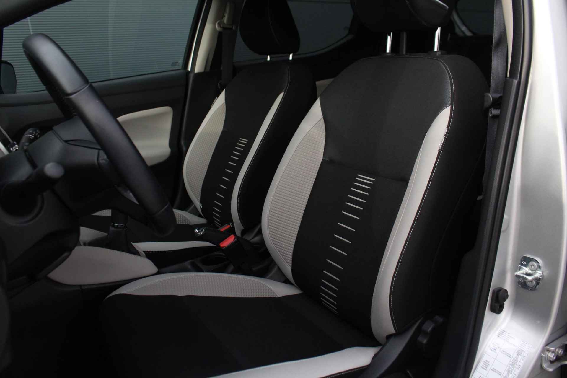 Nissan Micra 1.0 IG-T Tekna 90pk | Stoelverwarming | Navigatie | Apple Carplay | Android Auto | Eerste eigenaar | Achteruitrijcamera - 18/36
