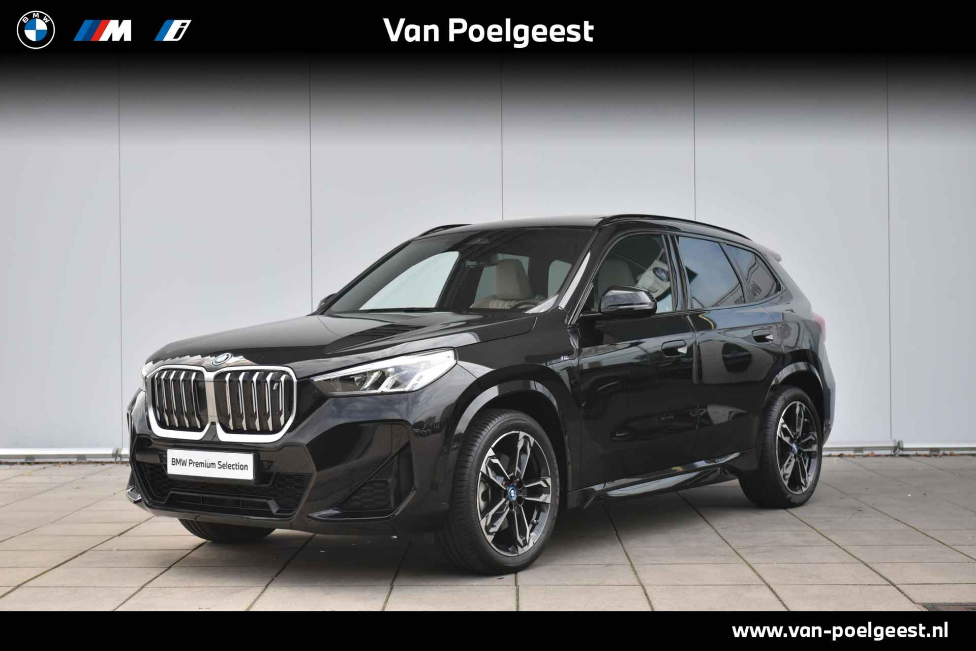 BMW iX1 xDrive30 M-Sport Glazen Schuifdak / 19 Inch / Getinte Ramen Achter / Harman Kardon / Wide Screen Display / Stoelverstelling Electrisch met Memory - 1/28