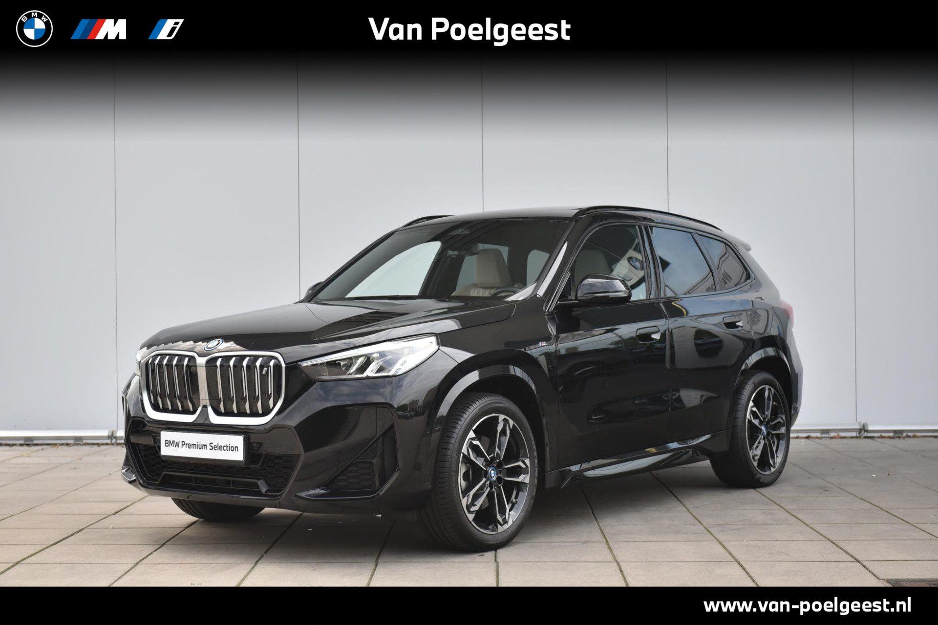 BMW iX1 xDrive30 M-Sport Glazen Schuifdak / 19 Inch / Getinte Ramen Achter / Harman Kardon / Wide Screen Display / Stoelverstelling Electrisch met Memory