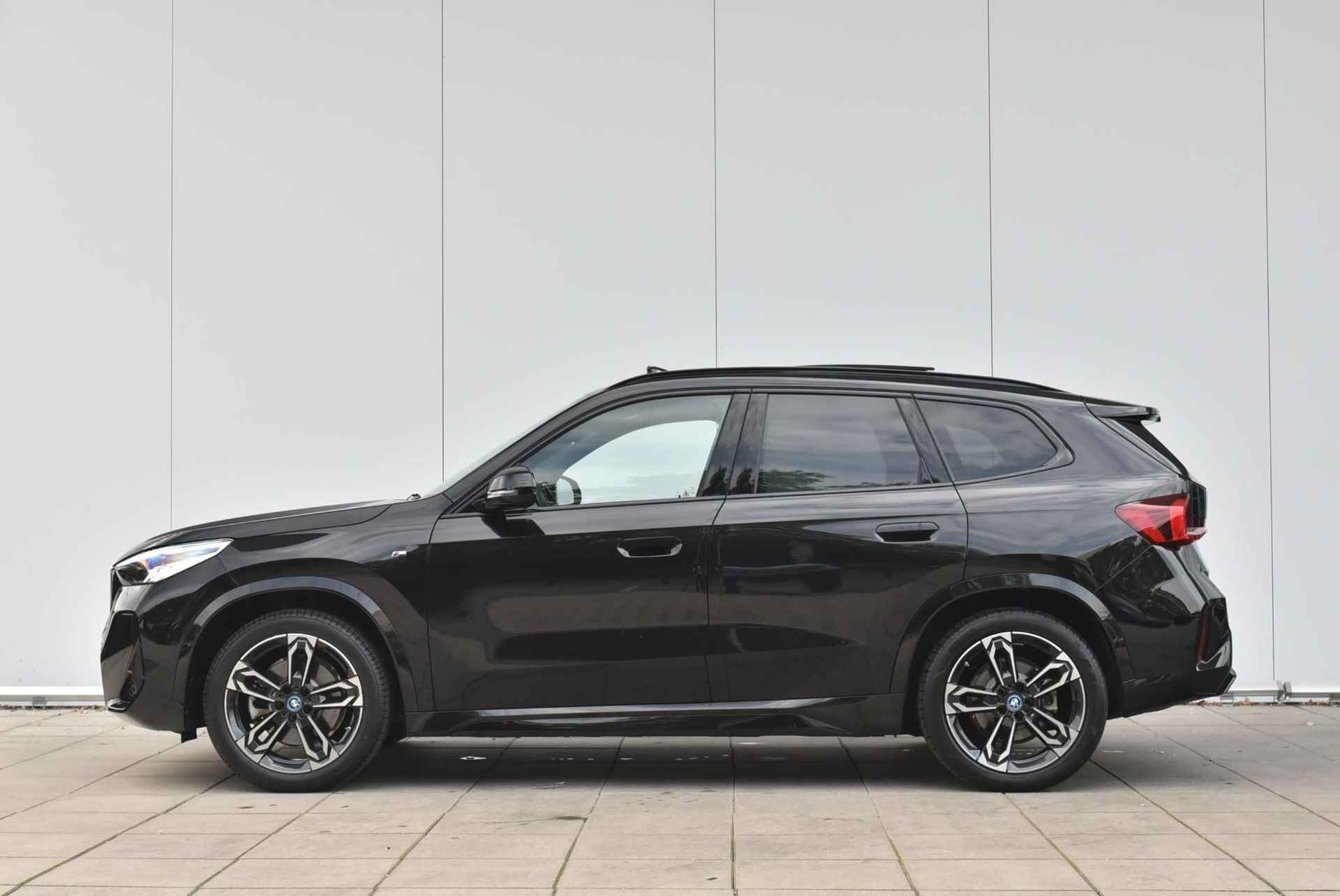 BMW iX1 xDrive30 M-Sport Glazen Schuifdak / 19 Inch / Getinte Ramen Achter / Harman Kardon / Wide Screen Display / Stoelverstelling Electrisch met Memory - 3/28