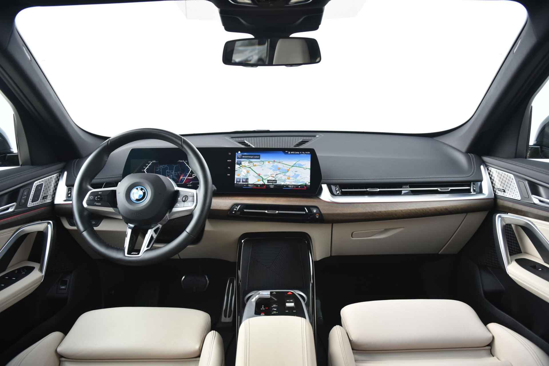 BMW iX1 xDrive30 M-Sport Glazen Schuifdak / 19 Inch / Getinte Ramen Achter / Harman Kardon / Wide Screen Display / Stoelverstelling Electrisch met Memory - 13/28