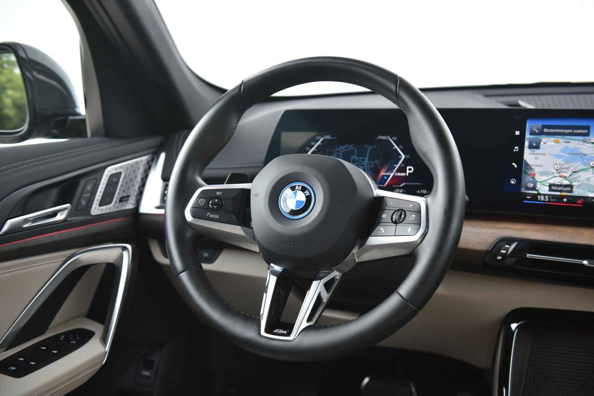 BMW iX1 xDrive30 M-Sport Glazen Schuifdak / 19 Inch / Getinte Ramen Achter / Harman Kardon / Wide Screen Display / Stoelverstelling Electrisch met Memory - 14/28