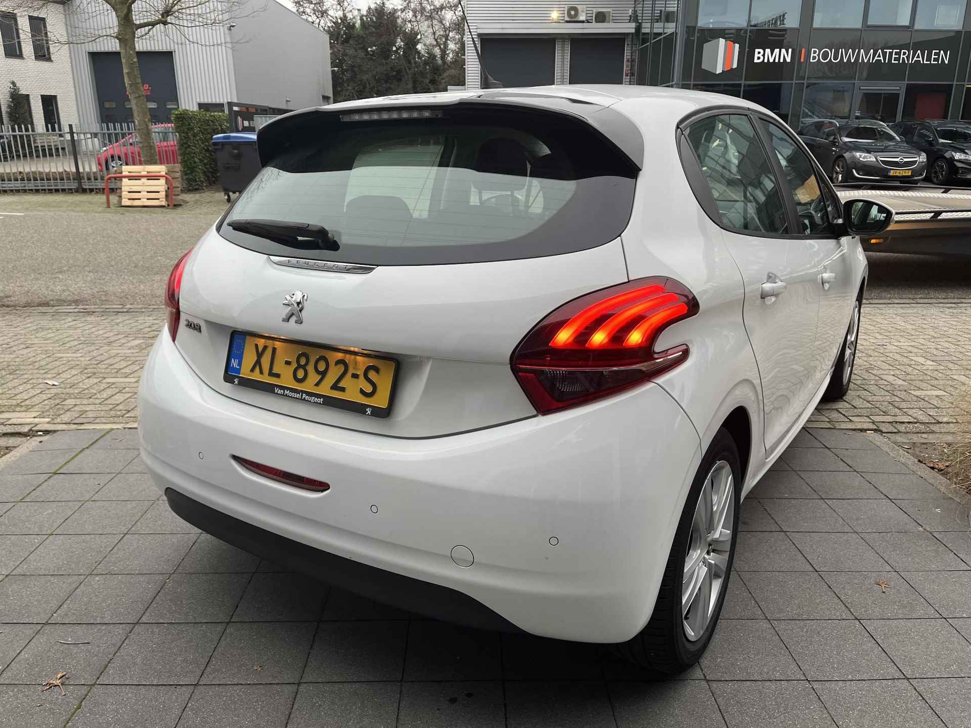 Peugeot 208 1.2 Luxe Signature - 8/26