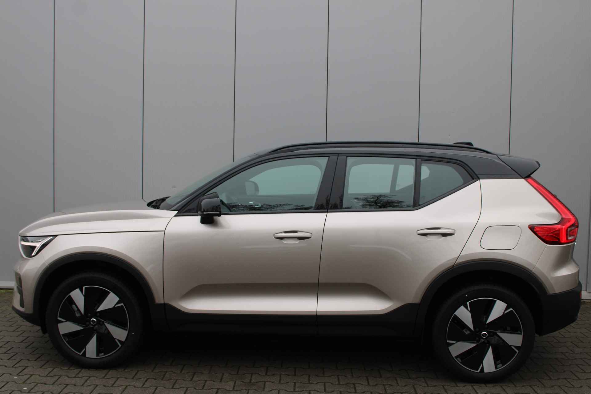 Volvo XC40 Single Motor Extended Range Plus 82 kWh | Trekhaak | Blis | Warmtepomp - 8/35