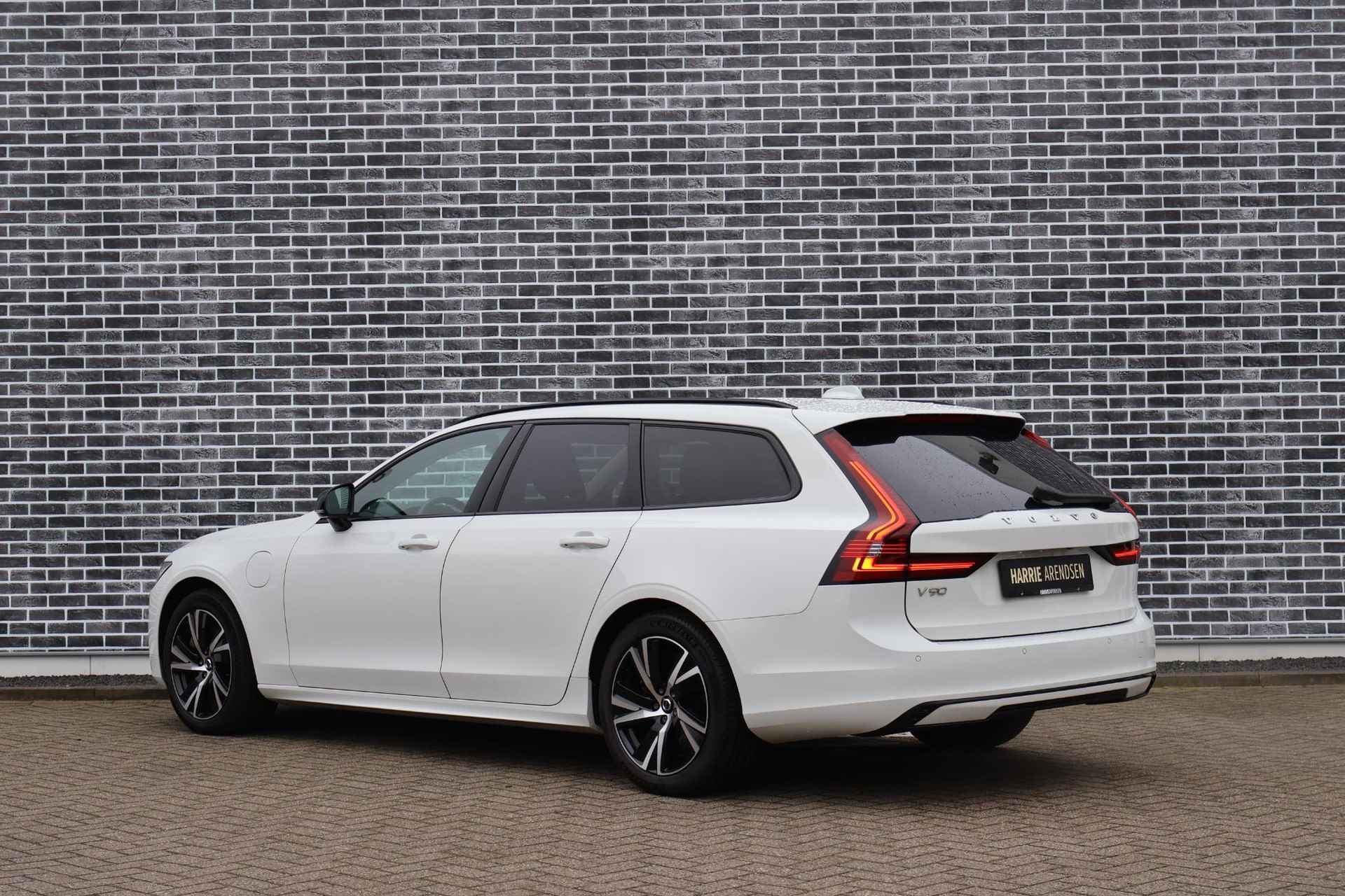 Volvo V90 2.0 T6 AWD R-Design Extra getint glas achter | Trekhaak | Electrische voorstoelen met geheugen | Head Up display | Camera achter - 4/28