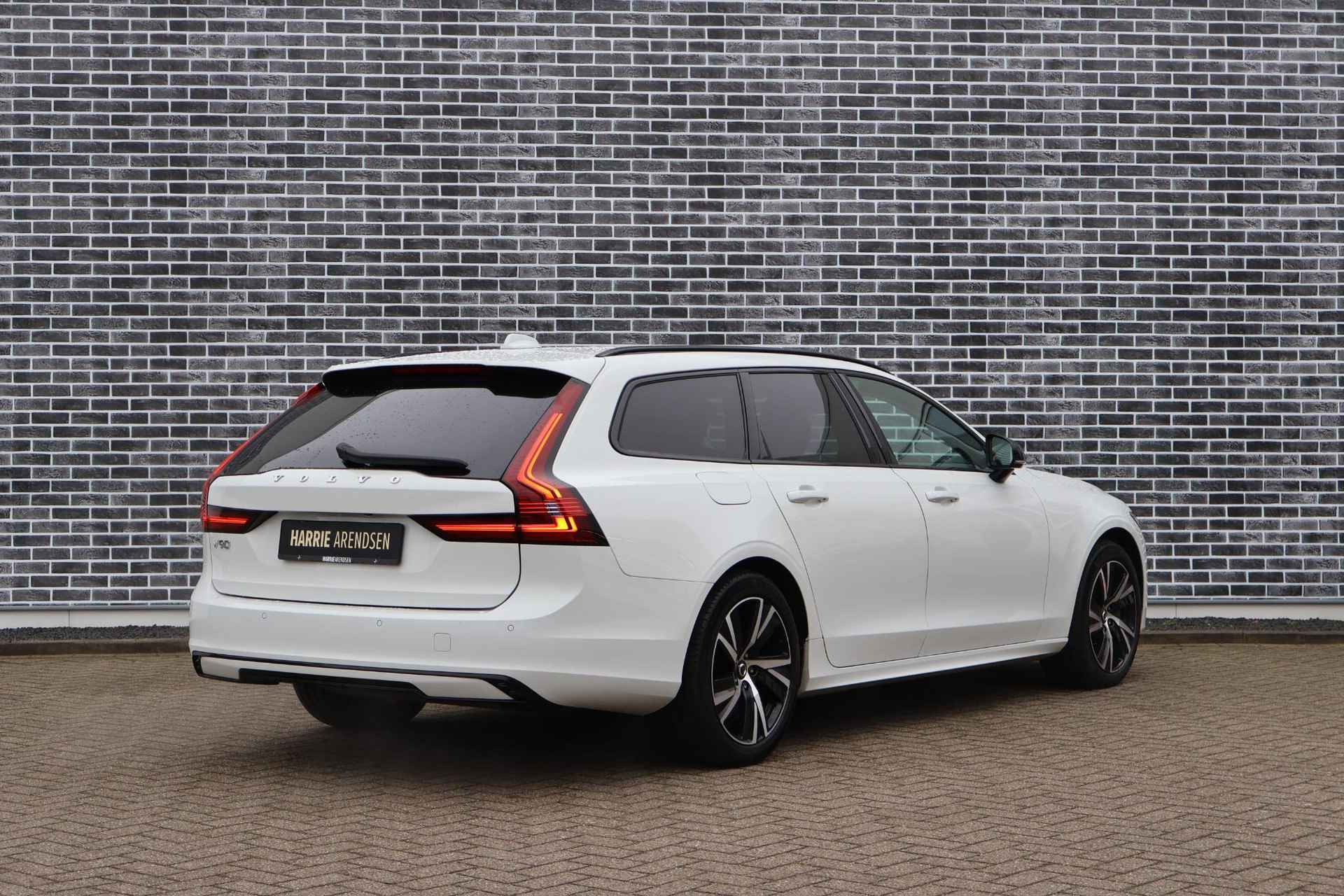 Volvo V90 2.0 T6 AWD R-Design Extra getint glas achter | Trekhaak | Electrische voorstoelen met geheugen | Head Up display | Camera achter - 5/28