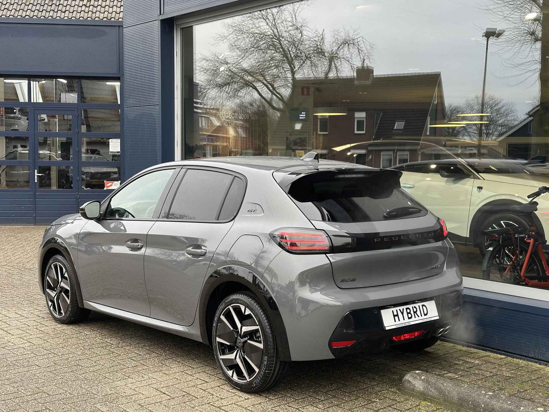 Peugeot 208 Hybrid 136 e-DCS6 GT | Nieuwe Auto 2025 | Full LED Verlichting | Navigatie via Telefoon | Camera | Parkeersensoren | Cruise Control | Keyless Entry | Dakspoiler | DAB+ Radio | Digitaal Dashboard | Apple Carplay Draadloos | Sportieve GT Uitvoering | - 4/55