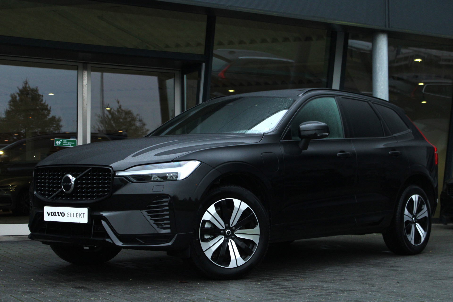 Volvo XC60 Recharge T6 AWD Plus Dark | Panoramadak | Sportstoelen | Sportstuur | Adaptive Cruise | Stuur/stoelverwarming | BLIS | Trekhaak