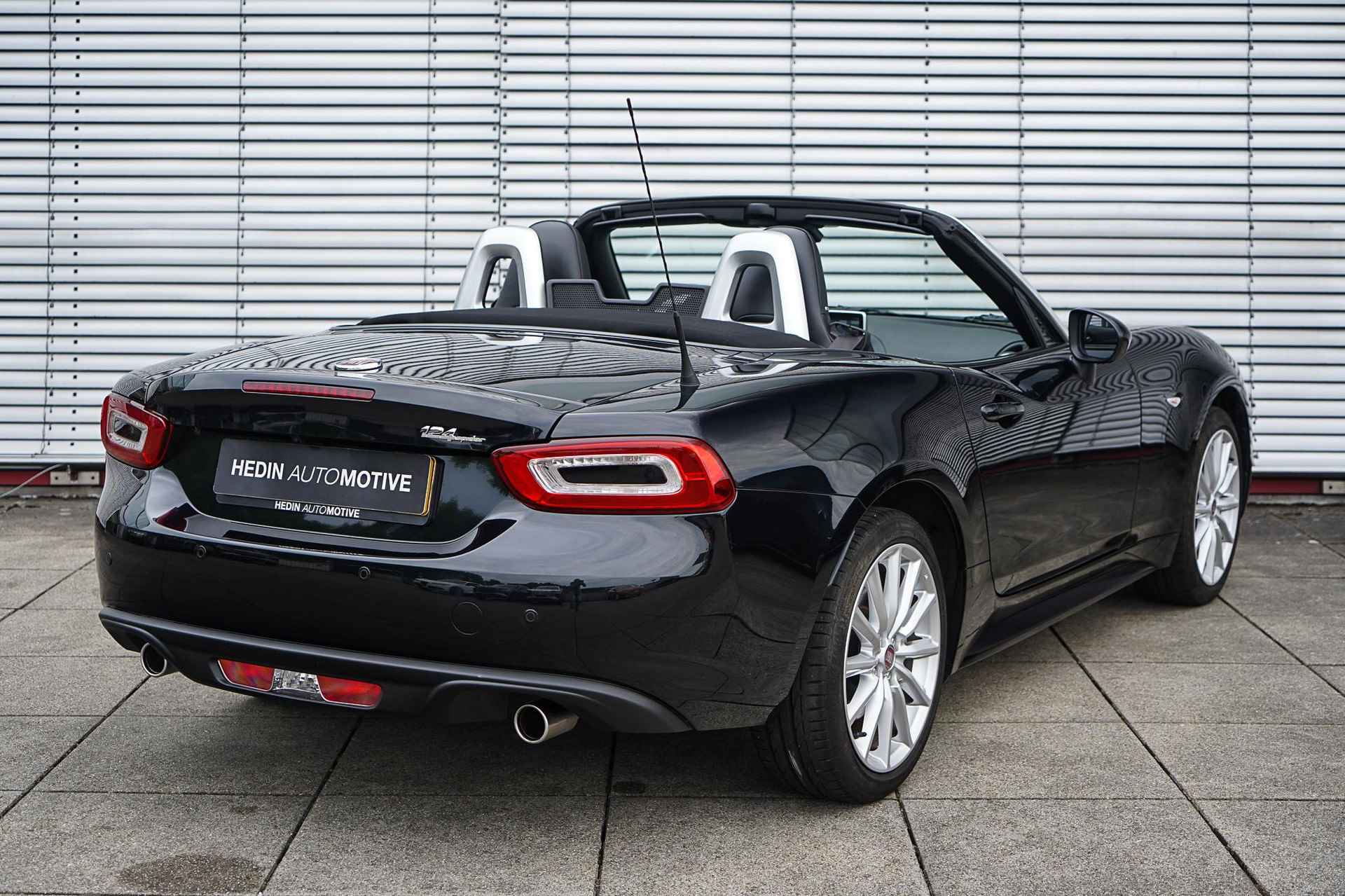 Fiat 124 Spider 1.4 MultiAir Turbo Lusso | Origineel NL | 20dkm! | Stoelverwarming | BOSE Audio | Navigatie | Parkeersensoren + Camera | Leder | Keyless Entry & Go - 2/26