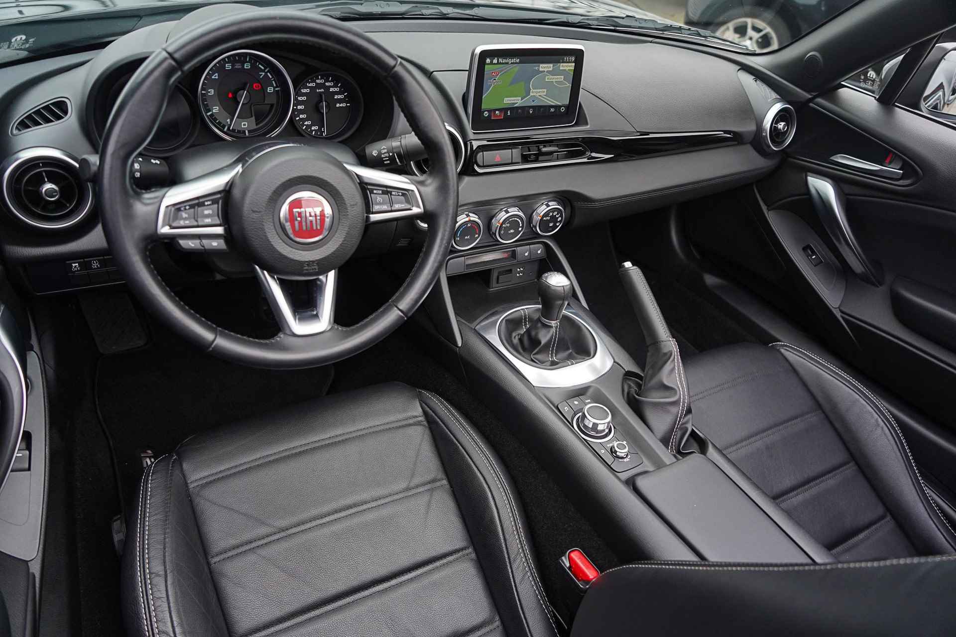 Fiat 124 Spider 1.4 MultiAir Turbo Lusso | Origineel NL | 20dkm! | Stoelverwarming | BOSE Audio | Navigatie | Parkeersensoren + Camera | Leder | Keyless Entry & Go - 4/26