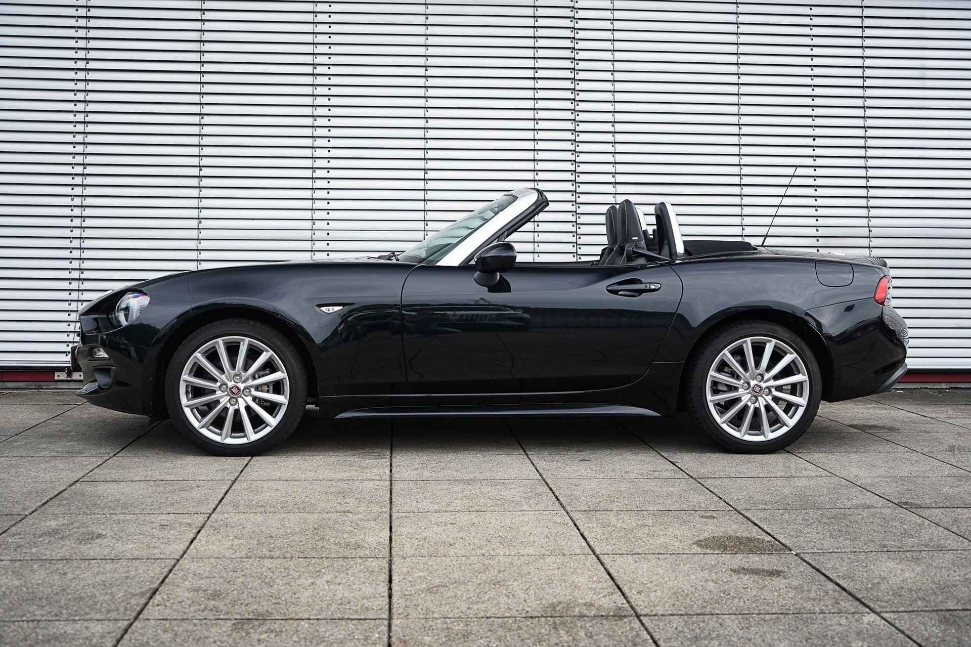 Fiat 124 Spider 1.4 MultiAir Turbo Lusso | Origineel NL | 20dkm! | Stoelverwarming | BOSE Audio | Navigatie | Parkeersensoren + Camera | Leder | Keyless Entry & Go - 9/26