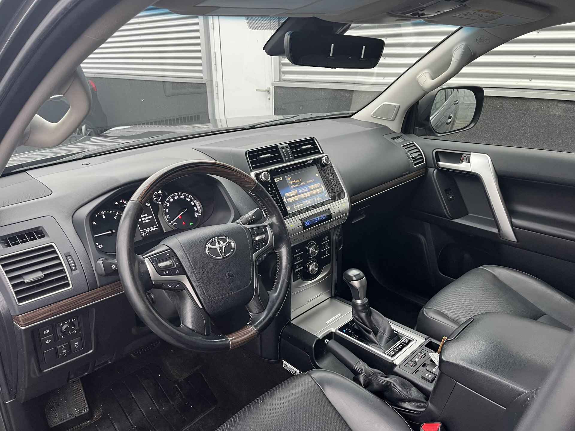 Toyota Land Cruiser 2.8 D-4D-F Executive Window Van Full option, Luchtvering, Trekhaak, Schuif/kanteldak, Lederen bekleding, Seat memory, 360" Camera, JBL, 1e eigenaar, Nieuw geleverd en dealeronderhouden - 21/59