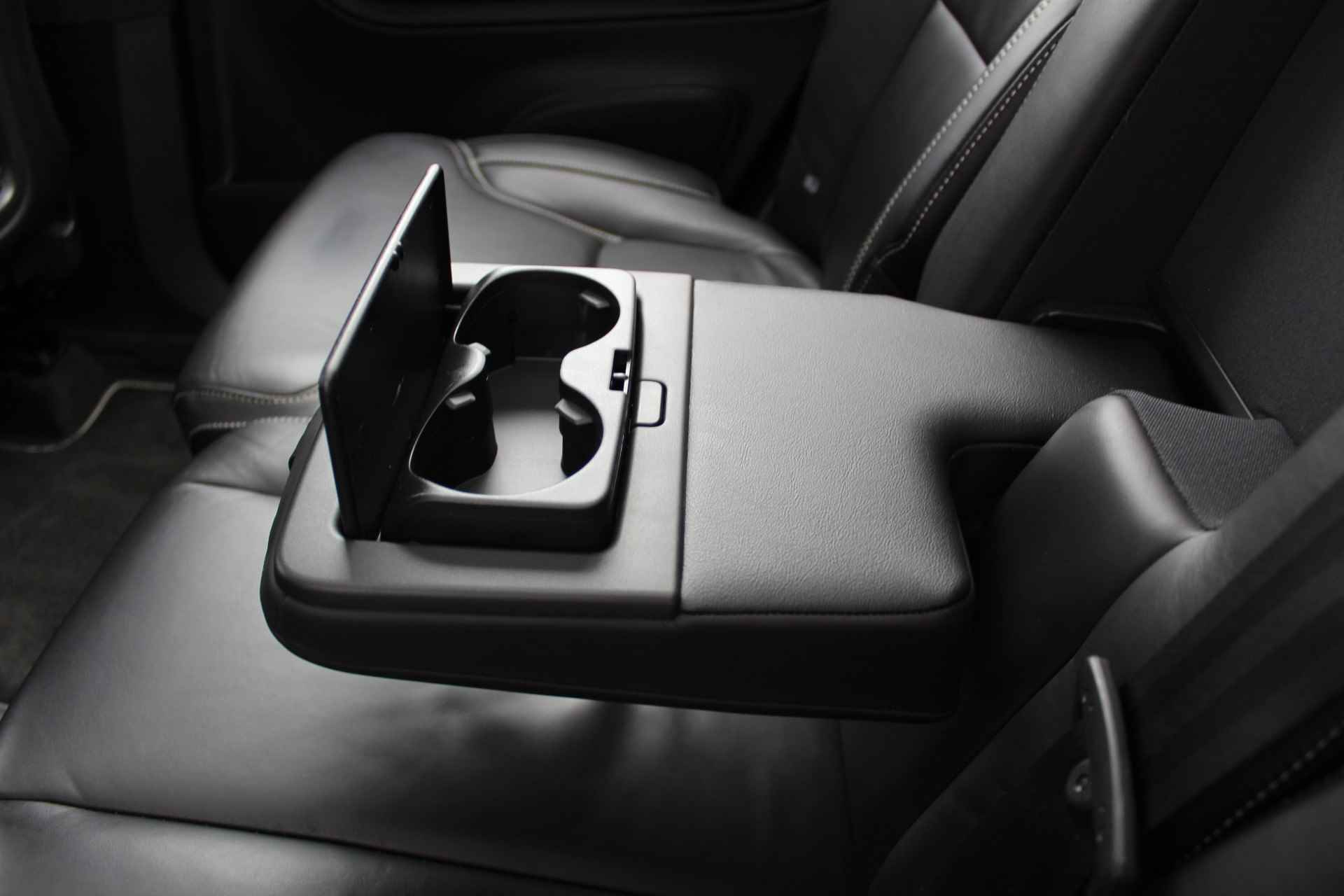 Volvo XC90 2.0 T8 Twin Engine AWD Inscription R-Design | Incl. 1 jaar Garantie | Panorama dak | Elektrische verstelbare stoelen met geheugen | Uitklapbare trekhaak | Achteruitrijcamera | Stoelverwarming | Head up display | Adaptive cruise | Schuif/kantel dak | Virtual cockpit | Luchtvering | Elektrische kofferbak | Schakelmogelijkheid aan stuurwiel | Apple CarPlay/Android auto | Origineel NL auto | NAP | - 31/78