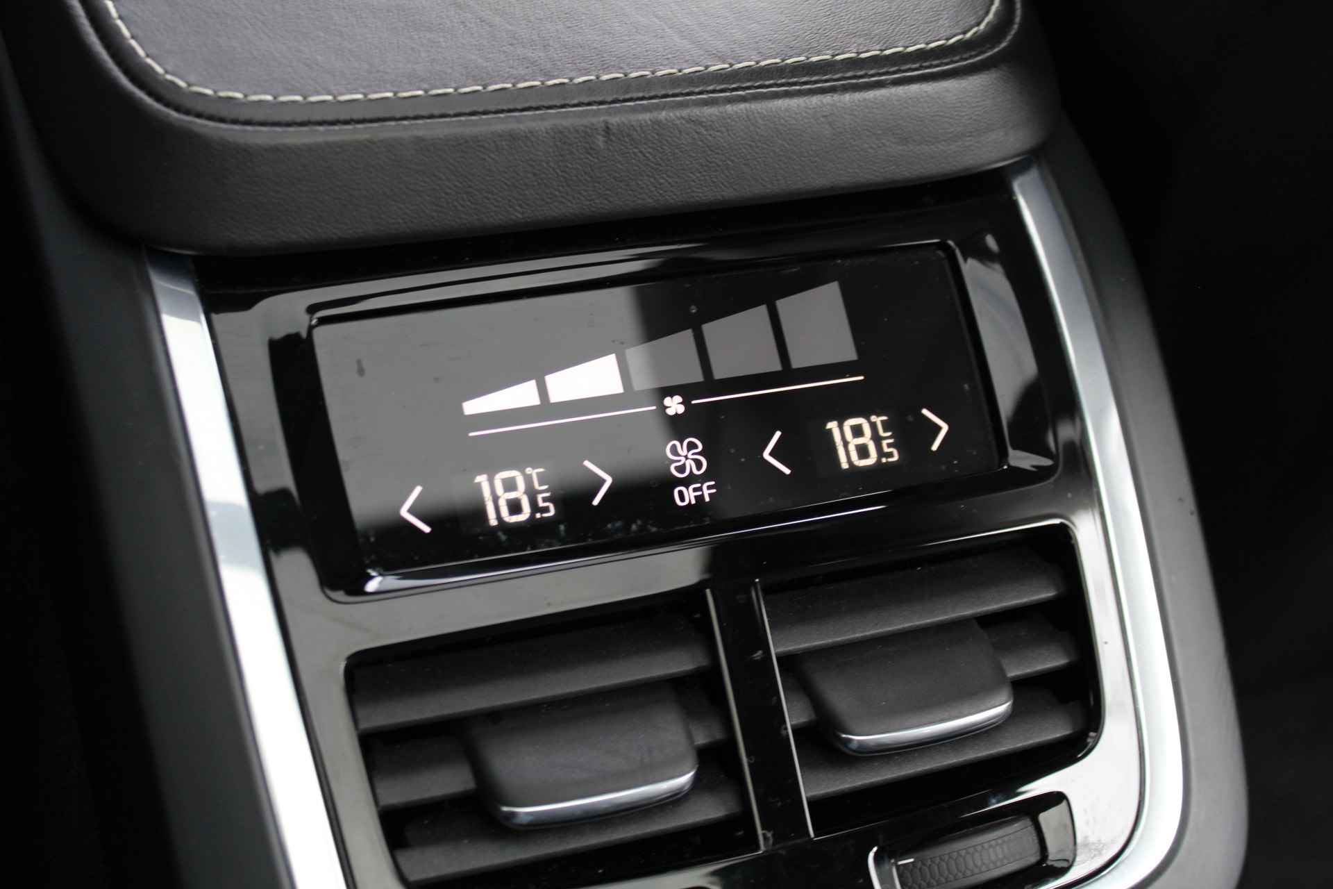 Volvo XC90 2.0 T8 Twin Engine AWD Inscription R-Design | Incl. 1 jaar Garantie | Panorama dak | Elektrische verstelbare stoelen met geheugen | Uitklapbare trekhaak | Achteruitrijcamera | Stoelverwarming | Head up display | Adaptive cruise | Schuif/kantel dak | Virtual cockpit | Luchtvering | Elektrische kofferbak | Schakelmogelijkheid aan stuurwiel | Apple CarPlay/Android auto | Origineel NL auto | NAP | - 33/78