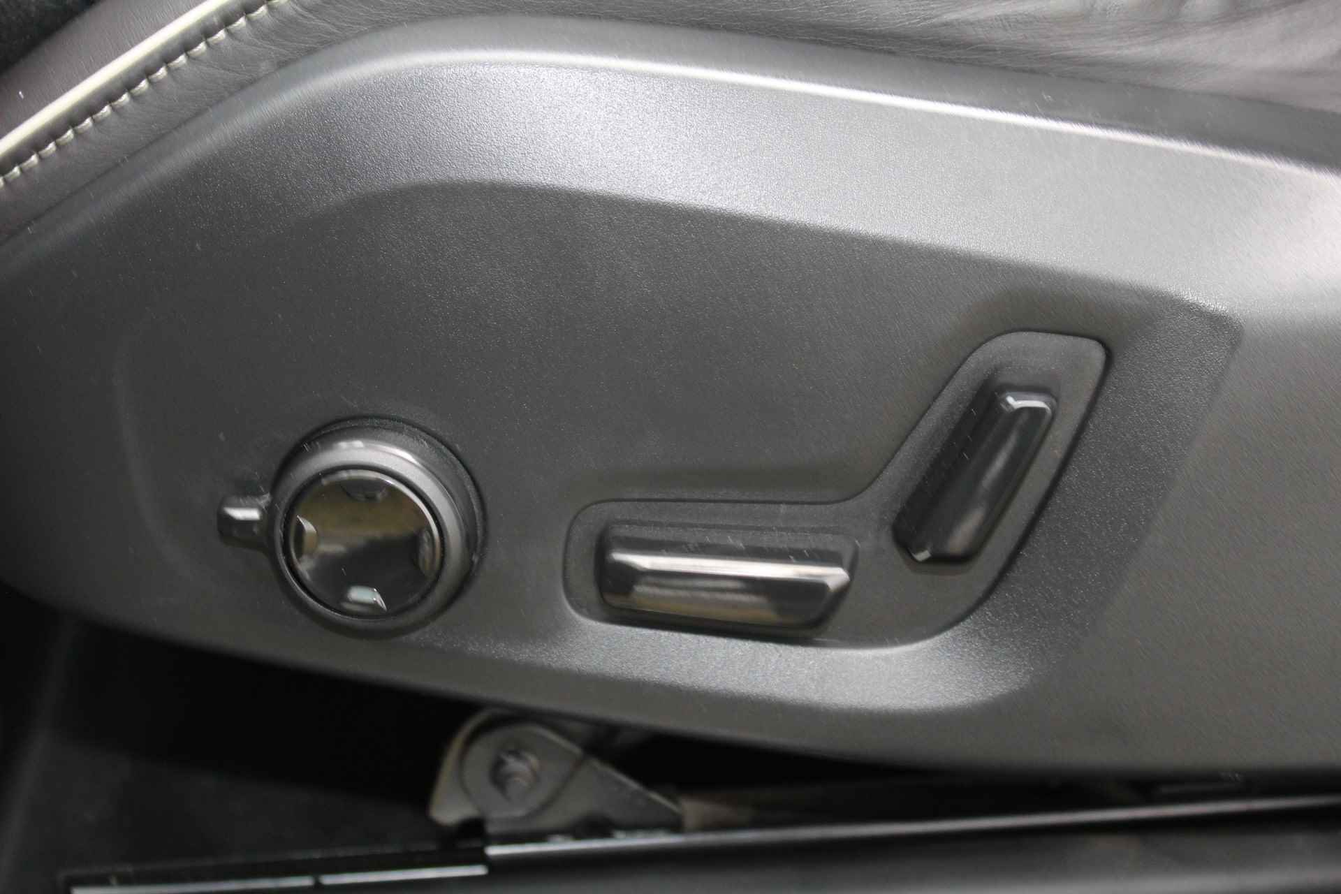 Volvo XC90 2.0 T8 Twin Engine AWD Inscription R-Design | Incl. 1 jaar Garantie | Panorama dak | Elektrische verstelbare stoelen met geheugen | Uitklapbare trekhaak | Achteruitrijcamera | Stoelverwarming | Head up display | Adaptive cruise | Schuif/kantel dak | Virtual cockpit | Luchtvering | Elektrische kofferbak | Schakelmogelijkheid aan stuurwiel | Apple CarPlay/Android auto | Origineel NL auto | NAP | - 41/78