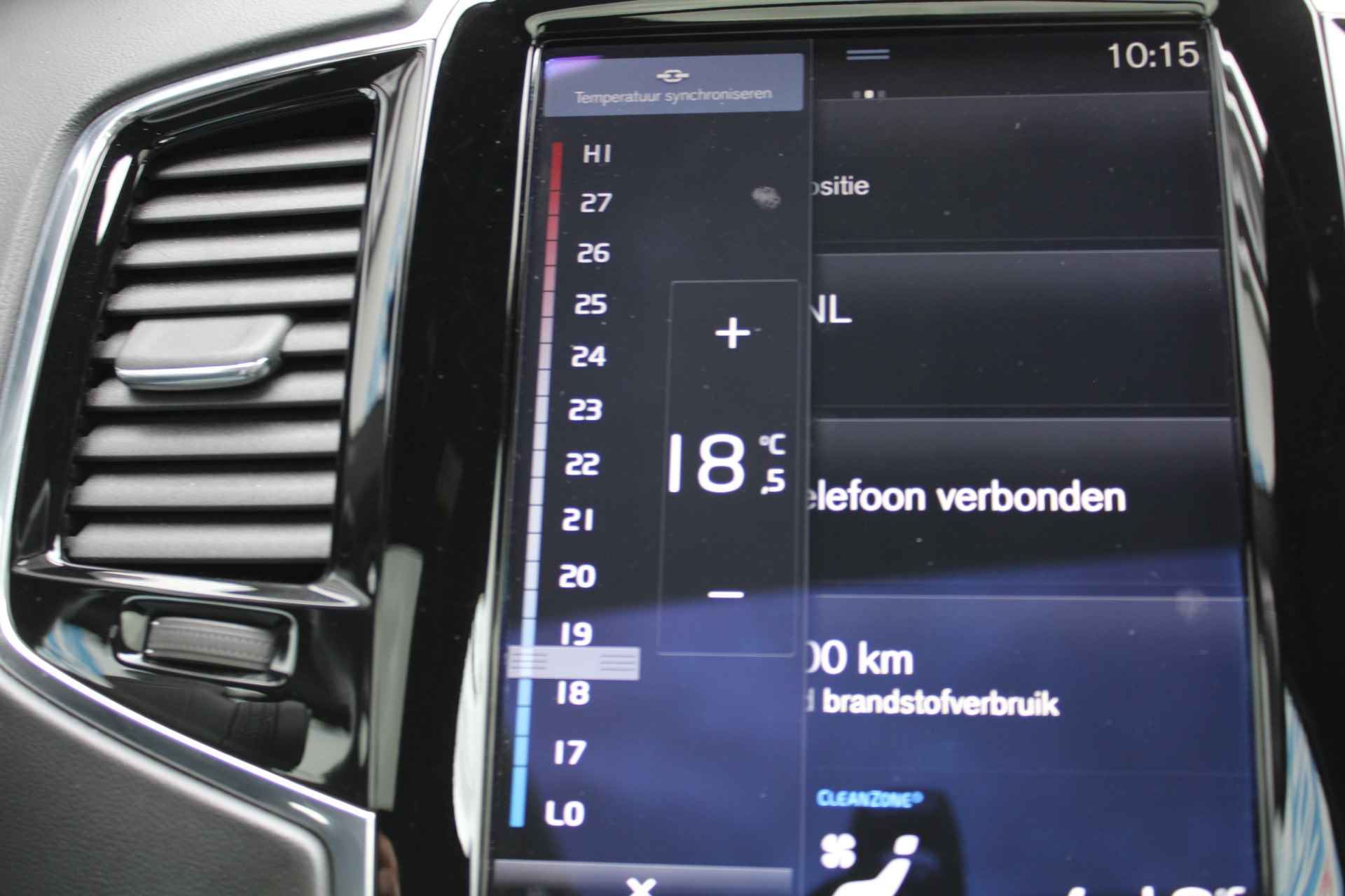 Volvo XC90 2.0 T8 Twin Engine AWD Inscription R-Design | Incl. 1 jaar Garantie | Panorama dak | Elektrische verstelbare stoelen met geheugen | Uitklapbare trekhaak | Achteruitrijcamera | Stoelverwarming | Head up display | Adaptive cruise | Schuif/kantel dak | Virtual cockpit | Luchtvering | Elektrische kofferbak | Schakelmogelijkheid aan stuurwiel | Apple CarPlay/Android auto | Origineel NL auto | NAP | - 61/78