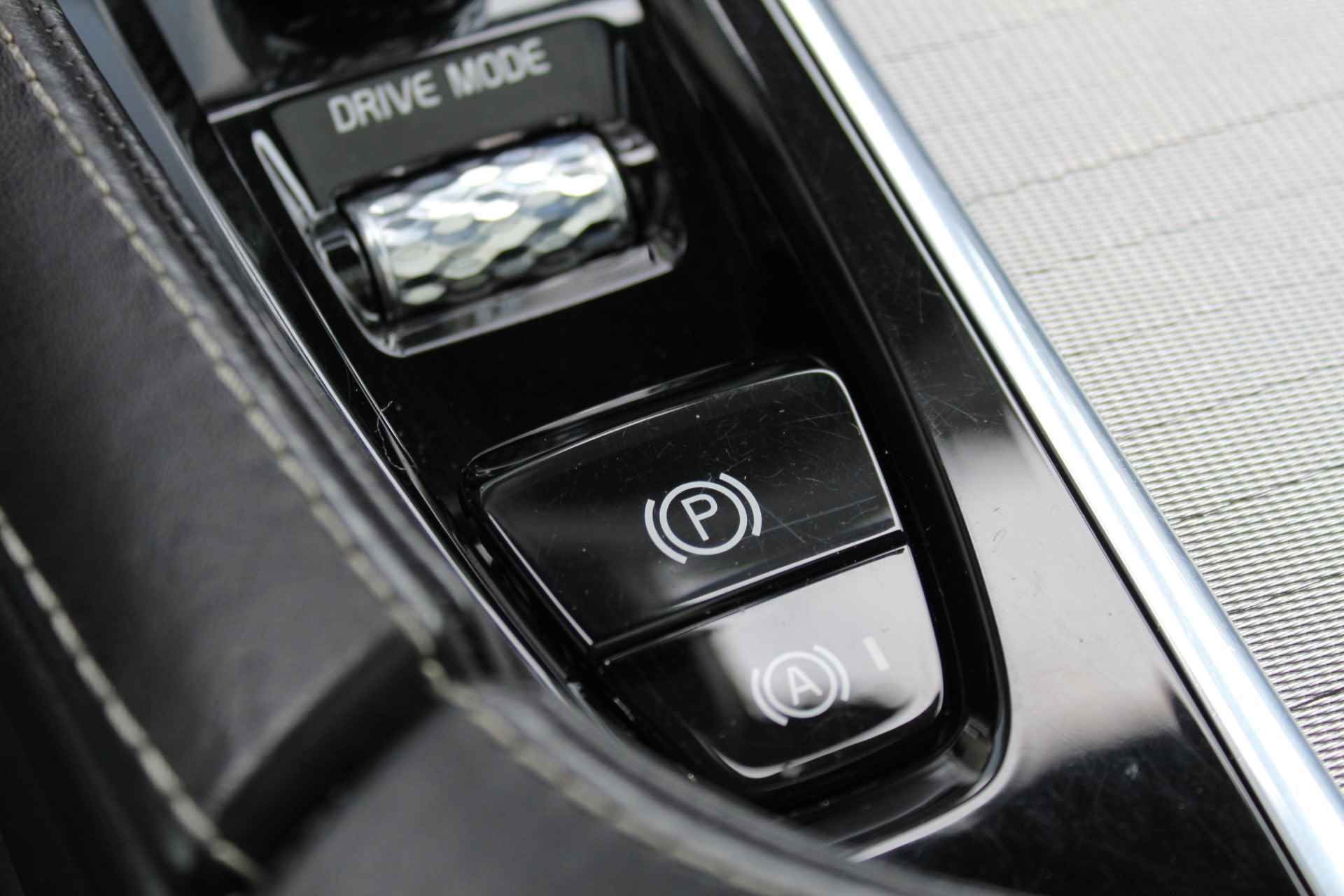 Volvo XC90 2.0 T8 Twin Engine AWD Inscription R-Design | Incl. 1 jaar Garantie | Panorama dak | Elektrische verstelbare stoelen met geheugen | Uitklapbare trekhaak | Achteruitrijcamera | Stoelverwarming | Head up display | Adaptive cruise | Schuif/kantel dak | Virtual cockpit | Luchtvering | Elektrische kofferbak | Schakelmogelijkheid aan stuurwiel | Apple CarPlay/Android auto | Origineel NL auto | NAP | - 68/78