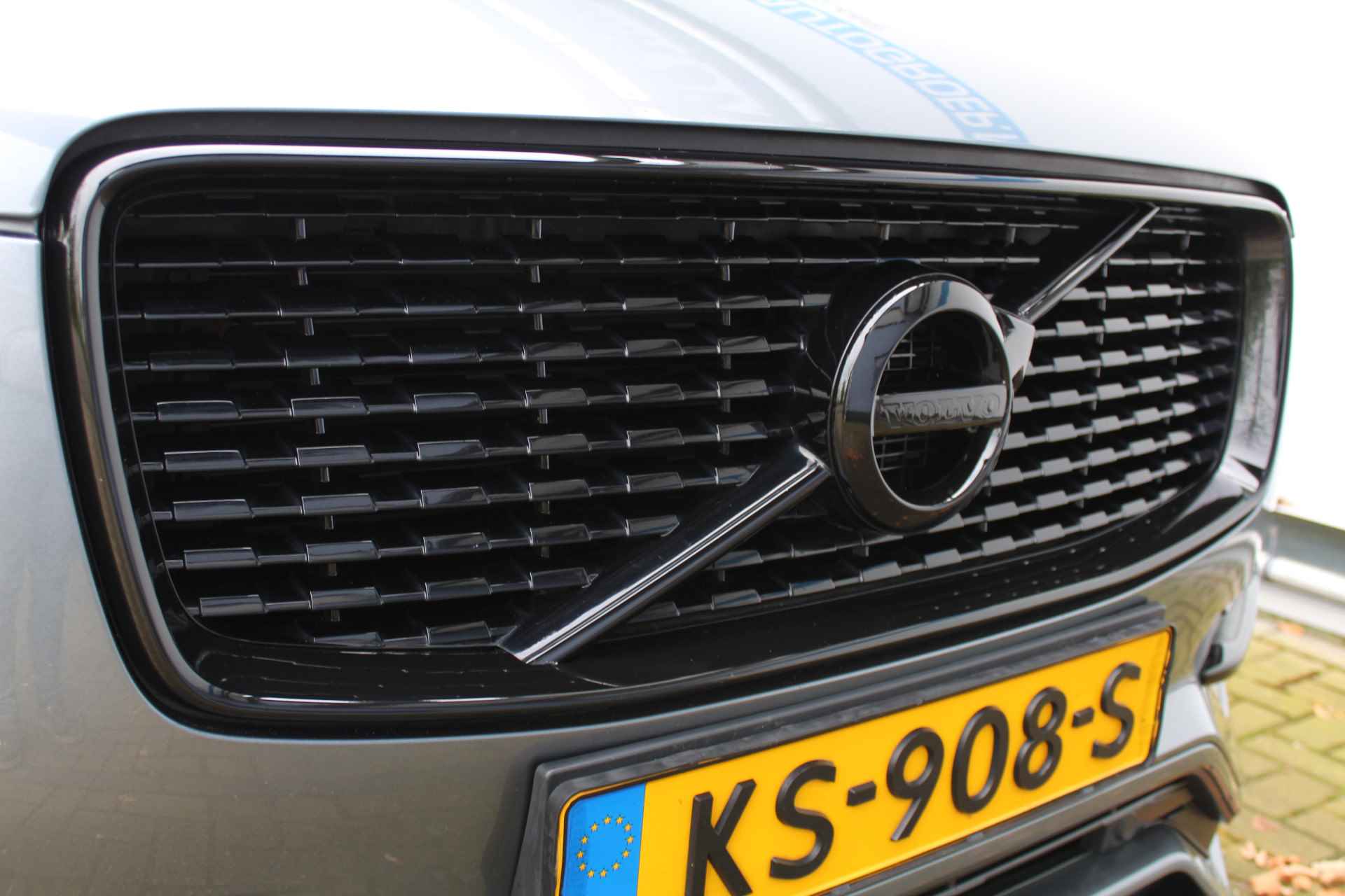 Volvo XC90 2.0 T8 Twin Engine AWD Inscription R-Design | Incl. 1 jaar Garantie | Panorama dak | Elektrische verstelbare stoelen met geheugen | Uitklapbare trekhaak | Achteruitrijcamera | Stoelverwarming | Head up display | Adaptive cruise | Schuif/kantel dak | Virtual cockpit | Luchtvering | Elektrische kofferbak | Schakelmogelijkheid aan stuurwiel | Apple CarPlay/Android auto | Origineel NL auto | NAP | - 18/78