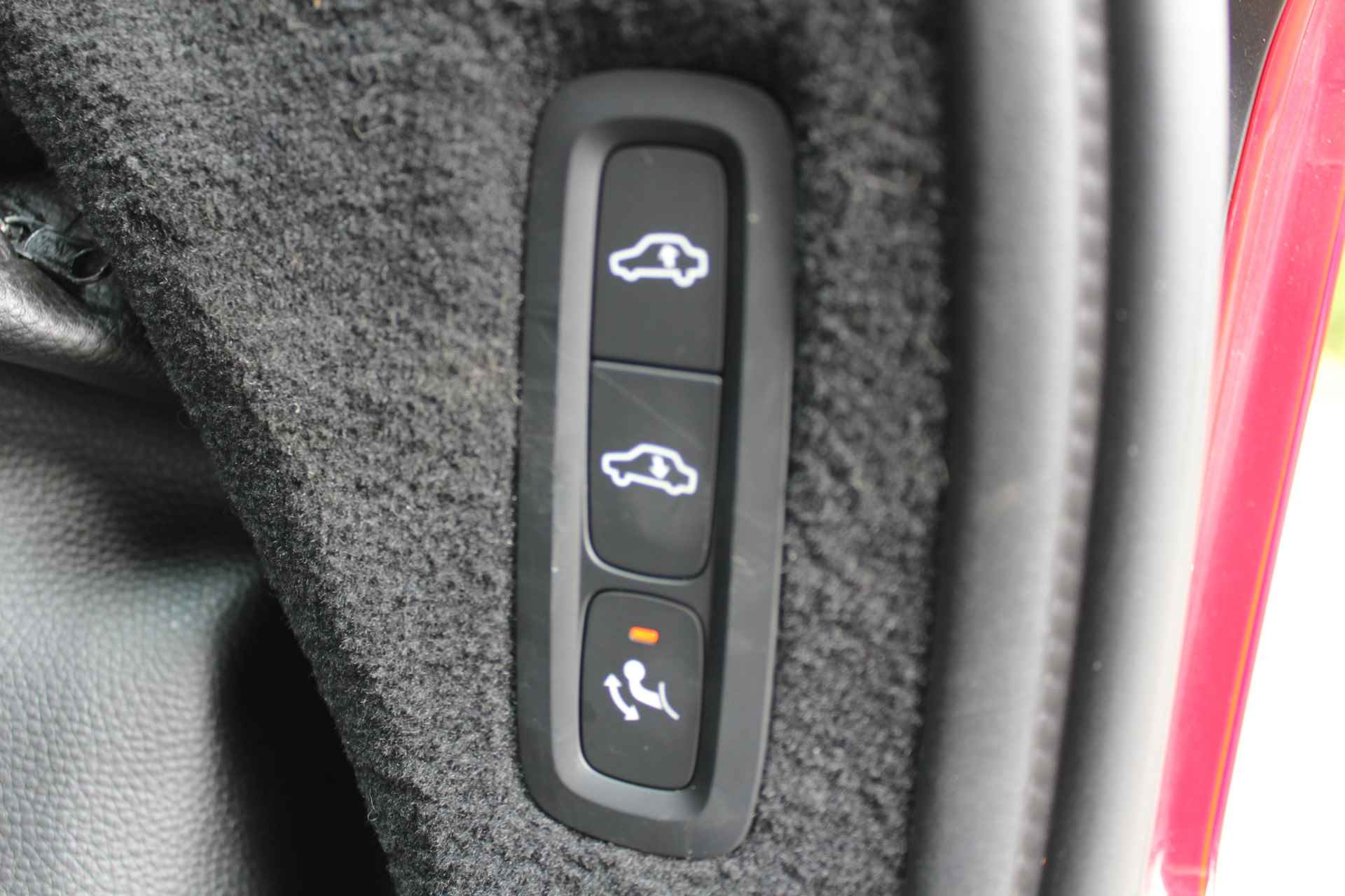 Volvo XC90 2.0 T8 Twin Engine AWD Inscription R-Design | Incl. 1 jaar Garantie | Panorama dak | Elektrische verstelbare stoelen met geheugen | Uitklapbare trekhaak | Achteruitrijcamera | Stoelverwarming | Head up display | Adaptive cruise | Schuif/kantel dak | Virtual cockpit | Luchtvering | Elektrische kofferbak | Schakelmogelijkheid aan stuurwiel | Apple CarPlay/Android auto | Origineel NL auto | NAP | - 23/78
