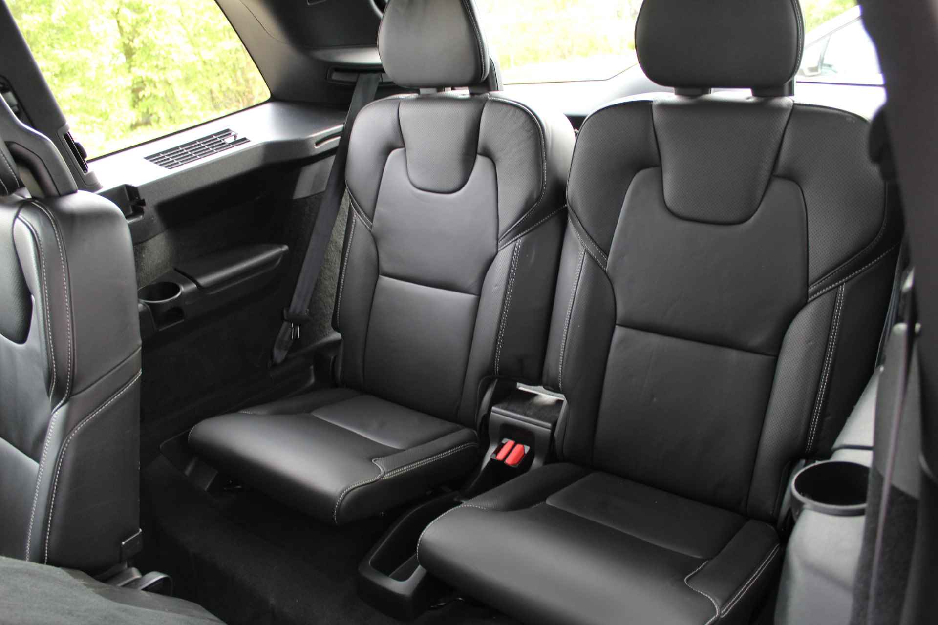 Volvo XC90 2.0 T8 Twin Engine AWD Inscription R-Design | Incl. 1 jaar Garantie | Panorama dak | Elektrische verstelbare stoelen met geheugen | Uitklapbare trekhaak | Achteruitrijcamera | Stoelverwarming | Head up display | Adaptive cruise | Schuif/kantel dak | Virtual cockpit | Luchtvering | Elektrische kofferbak | Schakelmogelijkheid aan stuurwiel | Apple CarPlay/Android auto | Origineel NL auto | NAP | - 25/78