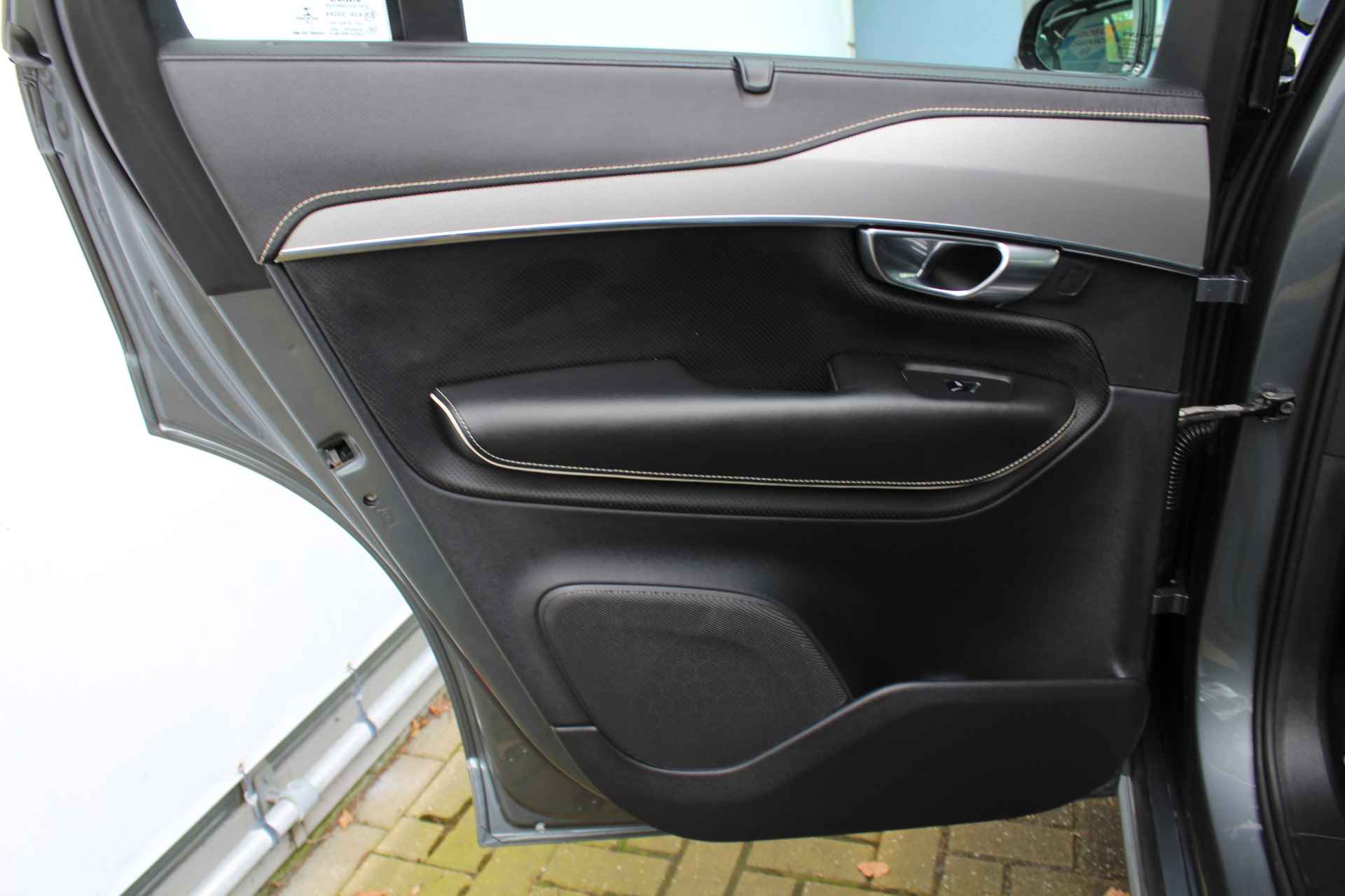 Volvo XC90 2.0 T8 Twin Engine AWD Inscription R-Design | Incl. 1 jaar Garantie | Panorama dak | Elektrische verstelbare stoelen met geheugen | Uitklapbare trekhaak | Achteruitrijcamera | Stoelverwarming | Head up display | Adaptive cruise | Schuif/kantel dak | Virtual cockpit | Luchtvering | Elektrische kofferbak | Schakelmogelijkheid aan stuurwiel | Apple CarPlay/Android auto | Origineel NL auto | NAP | - 26/78