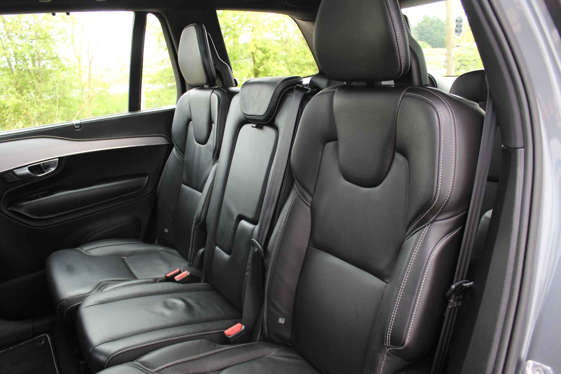Volvo XC90 2.0 T8 Twin Engine AWD Inscription R-Design | Incl. 1 jaar Garantie | Panorama dak | Elektrische verstelbare stoelen met geheugen | Uitklapbare trekhaak | Achteruitrijcamera | Stoelverwarming | Head up display | Adaptive cruise | Schuif/kantel dak | Virtual cockpit | Luchtvering | Elektrische kofferbak | Schakelmogelijkheid aan stuurwiel | Apple CarPlay/Android auto | Origineel NL auto | NAP | - 29/78