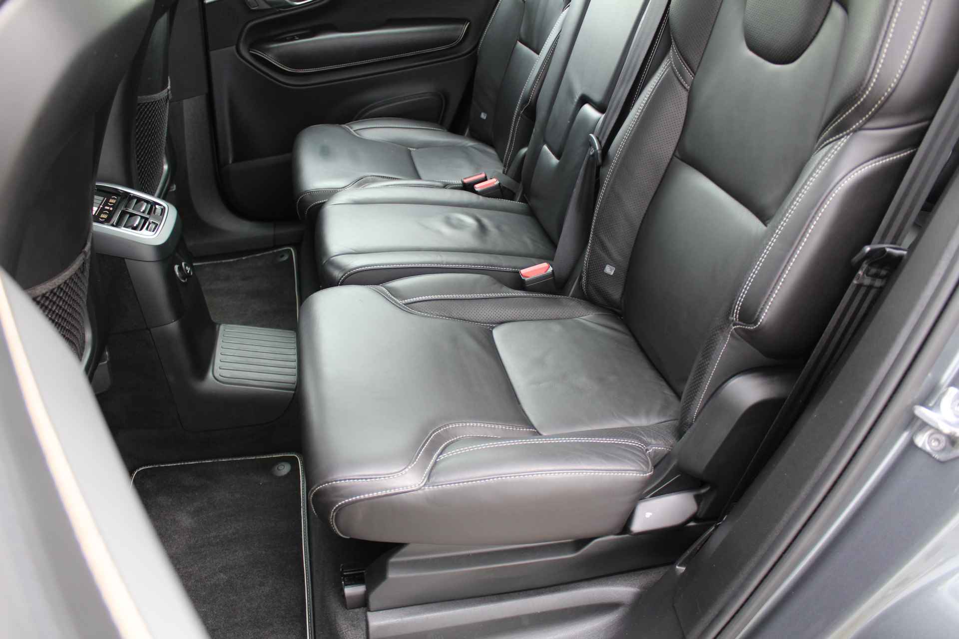 Volvo XC90 2.0 T8 Twin Engine AWD Inscription R-Design | Incl. 1 jaar Garantie | Panorama dak | Elektrische verstelbare stoelen met geheugen | Uitklapbare trekhaak | Achteruitrijcamera | Stoelverwarming | Head up display | Adaptive cruise | Schuif/kantel dak | Virtual cockpit | Luchtvering | Elektrische kofferbak | Schakelmogelijkheid aan stuurwiel | Apple CarPlay/Android auto | Origineel NL auto | NAP | - 30/78