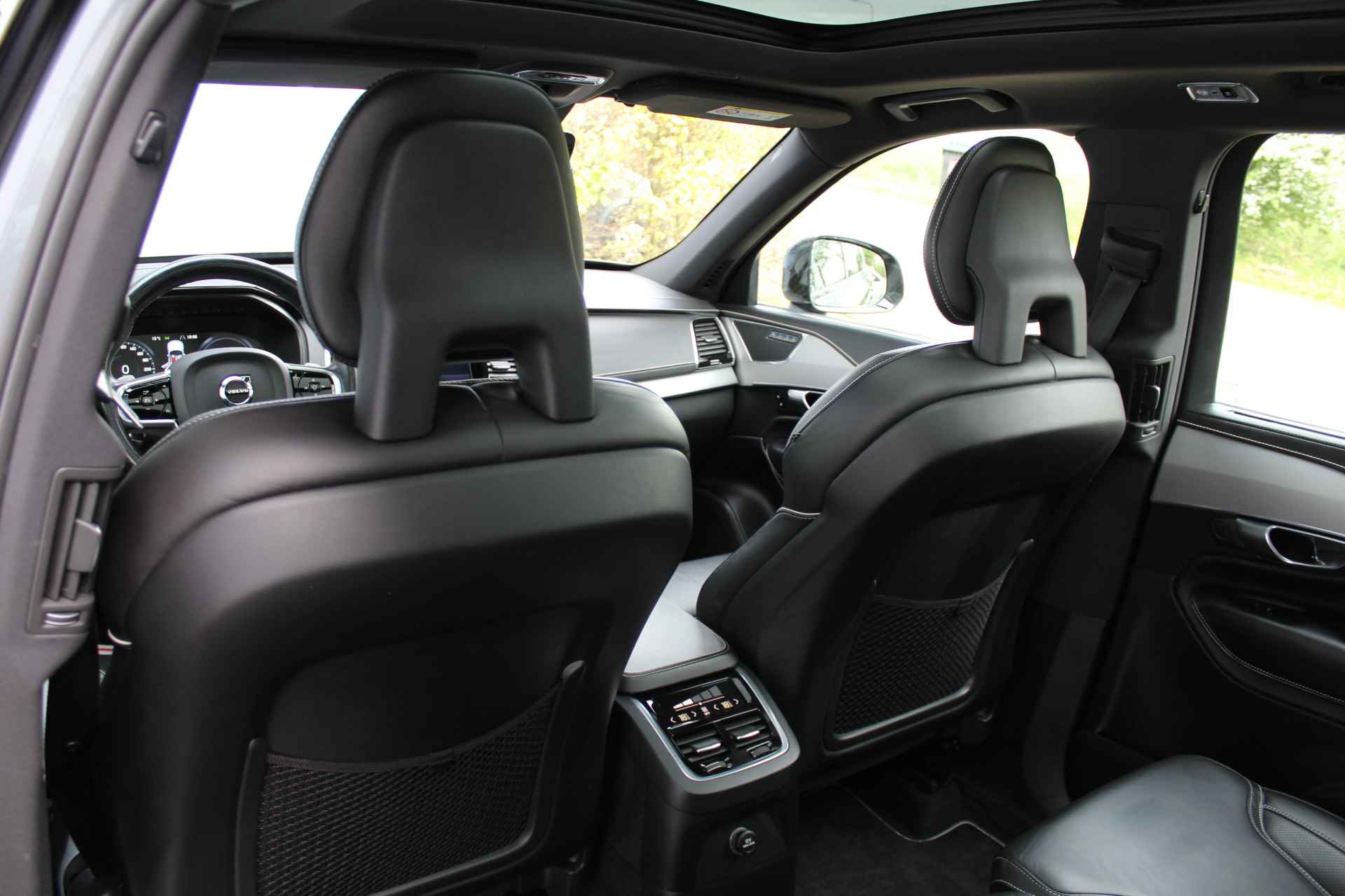 Volvo XC90 2.0 T8 Twin Engine AWD Inscription R-Design | Incl. 1 jaar Garantie | Panorama dak | Elektrische verstelbare stoelen met geheugen | Uitklapbare trekhaak | Achteruitrijcamera | Stoelverwarming | Head up display | Adaptive cruise | Schuif/kantel dak | Virtual cockpit | Luchtvering | Elektrische kofferbak | Schakelmogelijkheid aan stuurwiel | Apple CarPlay/Android auto | Origineel NL auto | NAP | - 32/78