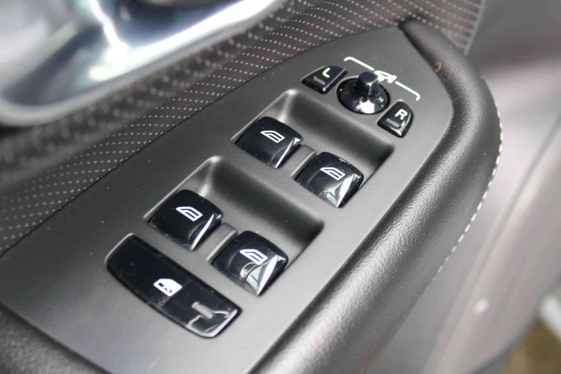 Volvo XC90 2.0 T8 Twin Engine AWD Inscription R-Design | Incl. 1 jaar Garantie | Panorama dak | Elektrische verstelbare stoelen met geheugen | Uitklapbare trekhaak | Achteruitrijcamera | Stoelverwarming | Head up display | Adaptive cruise | Schuif/kantel dak | Virtual cockpit | Luchtvering | Elektrische kofferbak | Schakelmogelijkheid aan stuurwiel | Apple CarPlay/Android auto | Origineel NL auto | NAP | - 36/78