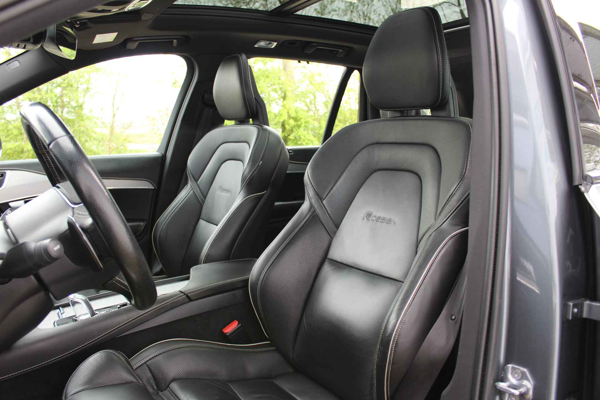 Volvo XC90 2.0 T8 Twin Engine AWD Inscription R-Design | Incl. 1 jaar Garantie | Panorama dak | Elektrische verstelbare stoelen met geheugen | Uitklapbare trekhaak | Achteruitrijcamera | Stoelverwarming | Head up display | Adaptive cruise | Schuif/kantel dak | Virtual cockpit | Luchtvering | Elektrische kofferbak | Schakelmogelijkheid aan stuurwiel | Apple CarPlay/Android auto | Origineel NL auto | NAP | - 38/78