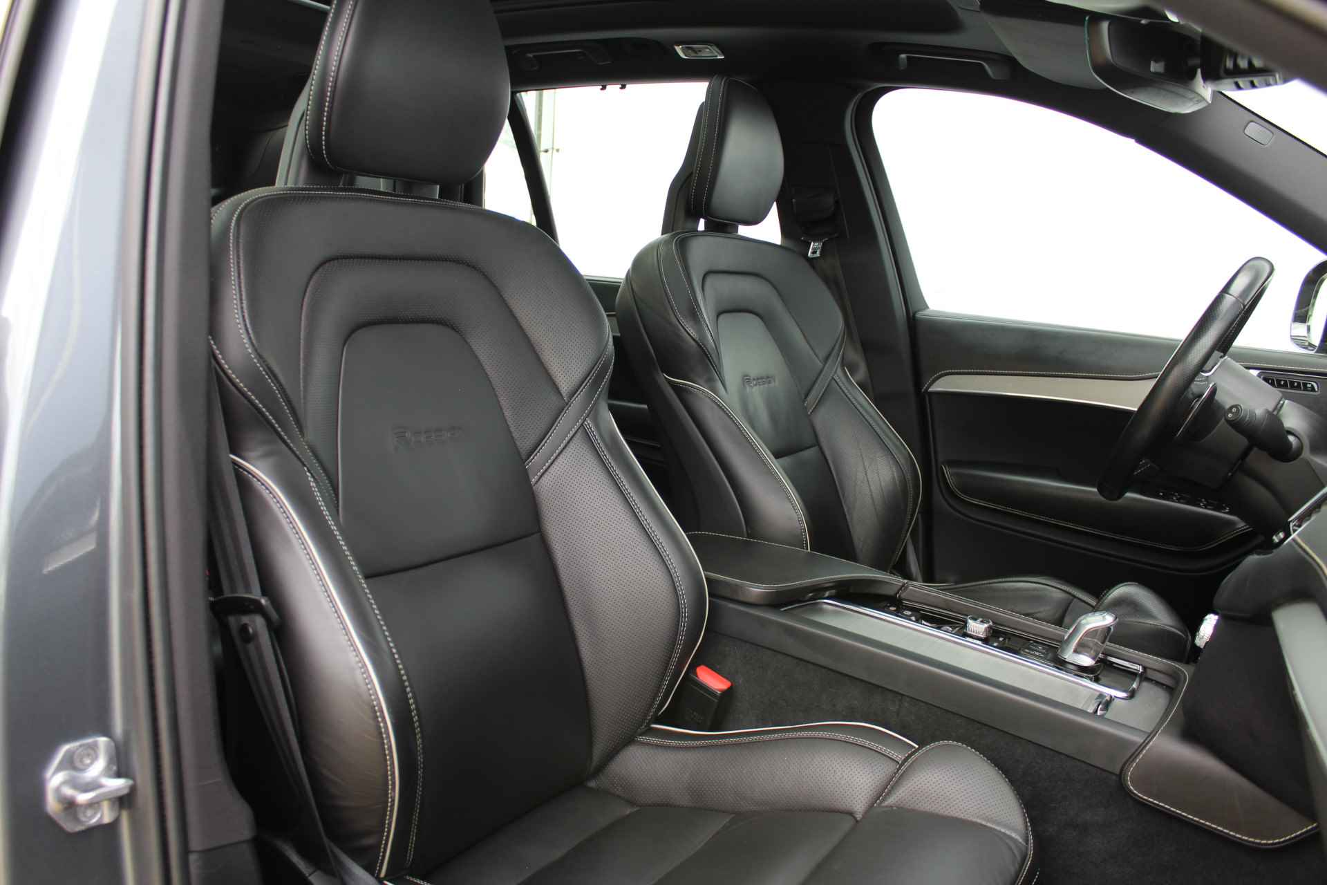 Volvo XC90 2.0 T8 Twin Engine AWD Inscription R-Design | Incl. 1 jaar Garantie | Panorama dak | Elektrische verstelbare stoelen met geheugen | Uitklapbare trekhaak | Achteruitrijcamera | Stoelverwarming | Head up display | Adaptive cruise | Schuif/kantel dak | Virtual cockpit | Luchtvering | Elektrische kofferbak | Schakelmogelijkheid aan stuurwiel | Apple CarPlay/Android auto | Origineel NL auto | NAP | - 44/78