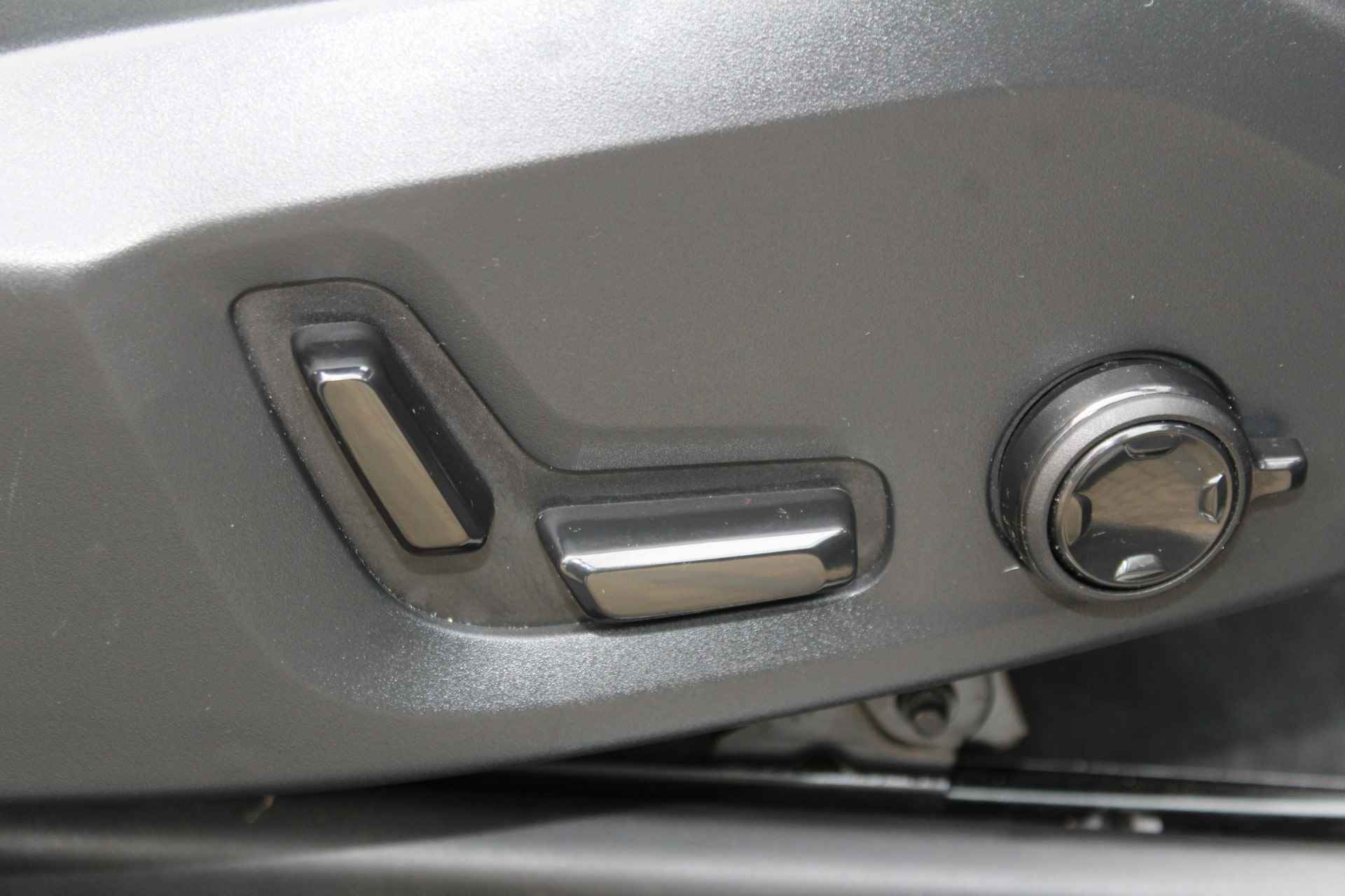 Volvo XC90 2.0 T8 Twin Engine AWD Inscription R-Design | Incl. 1 jaar Garantie | Panorama dak | Elektrische verstelbare stoelen met geheugen | Uitklapbare trekhaak | Achteruitrijcamera | Stoelverwarming | Head up display | Adaptive cruise | Schuif/kantel dak | Virtual cockpit | Luchtvering | Elektrische kofferbak | Schakelmogelijkheid aan stuurwiel | Apple CarPlay/Android auto | Origineel NL auto | NAP | - 46/78
