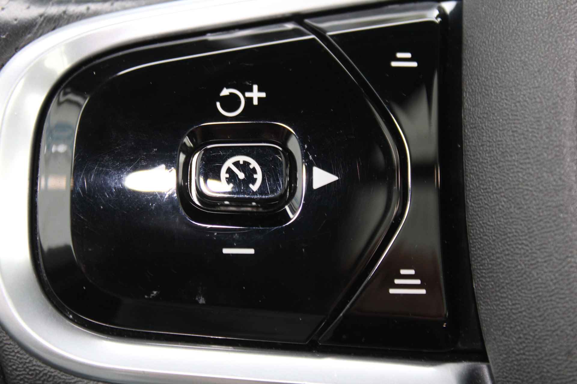Volvo XC90 2.0 T8 Twin Engine AWD Inscription R-Design | Incl. 1 jaar Garantie | Panorama dak | Elektrische verstelbare stoelen met geheugen | Uitklapbare trekhaak | Achteruitrijcamera | Stoelverwarming | Head up display | Adaptive cruise | Schuif/kantel dak | Virtual cockpit | Luchtvering | Elektrische kofferbak | Schakelmogelijkheid aan stuurwiel | Apple CarPlay/Android auto | Origineel NL auto | NAP | - 51/78