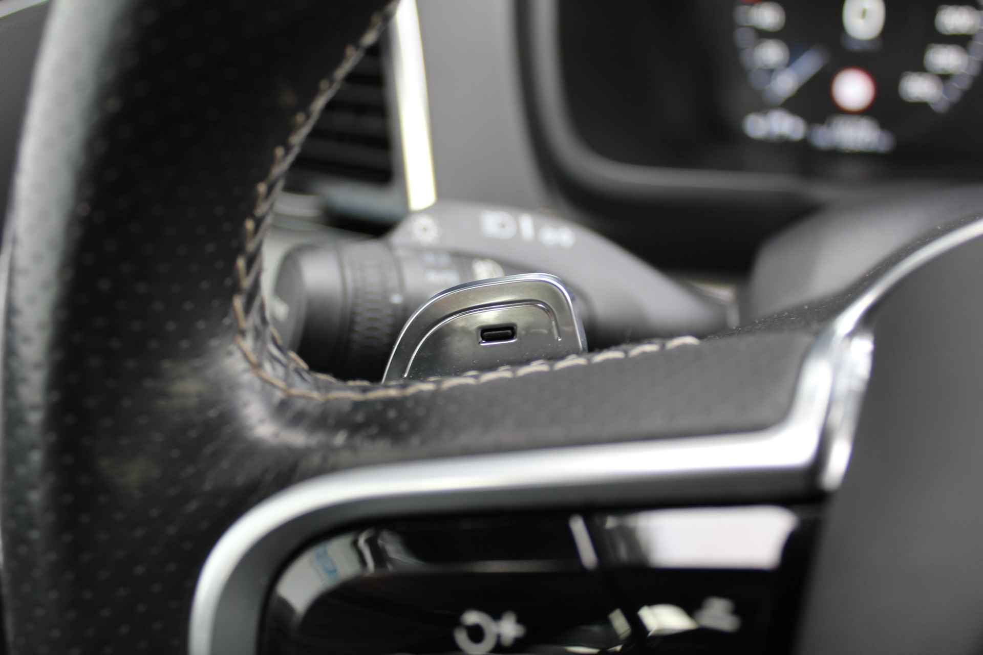 Volvo XC90 2.0 T8 Twin Engine AWD Inscription R-Design | Incl. 1 jaar Garantie | Panorama dak | Elektrische verstelbare stoelen met geheugen | Uitklapbare trekhaak | Achteruitrijcamera | Stoelverwarming | Head up display | Adaptive cruise | Schuif/kantel dak | Virtual cockpit | Luchtvering | Elektrische kofferbak | Schakelmogelijkheid aan stuurwiel | Apple CarPlay/Android auto | Origineel NL auto | NAP | - 54/78