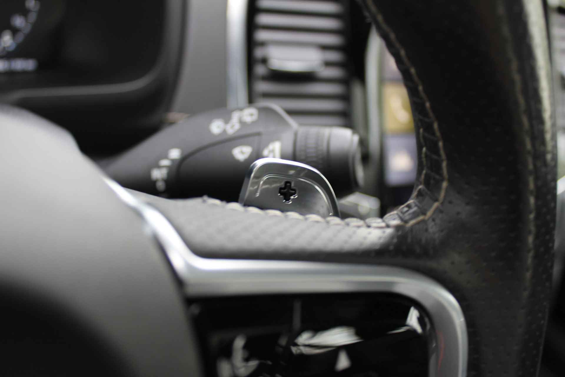 Volvo XC90 2.0 T8 Twin Engine AWD Inscription R-Design | Incl. 1 jaar Garantie | Panorama dak | Elektrische verstelbare stoelen met geheugen | Uitklapbare trekhaak | Achteruitrijcamera | Stoelverwarming | Head up display | Adaptive cruise | Schuif/kantel dak | Virtual cockpit | Luchtvering | Elektrische kofferbak | Schakelmogelijkheid aan stuurwiel | Apple CarPlay/Android auto | Origineel NL auto | NAP | - 55/78